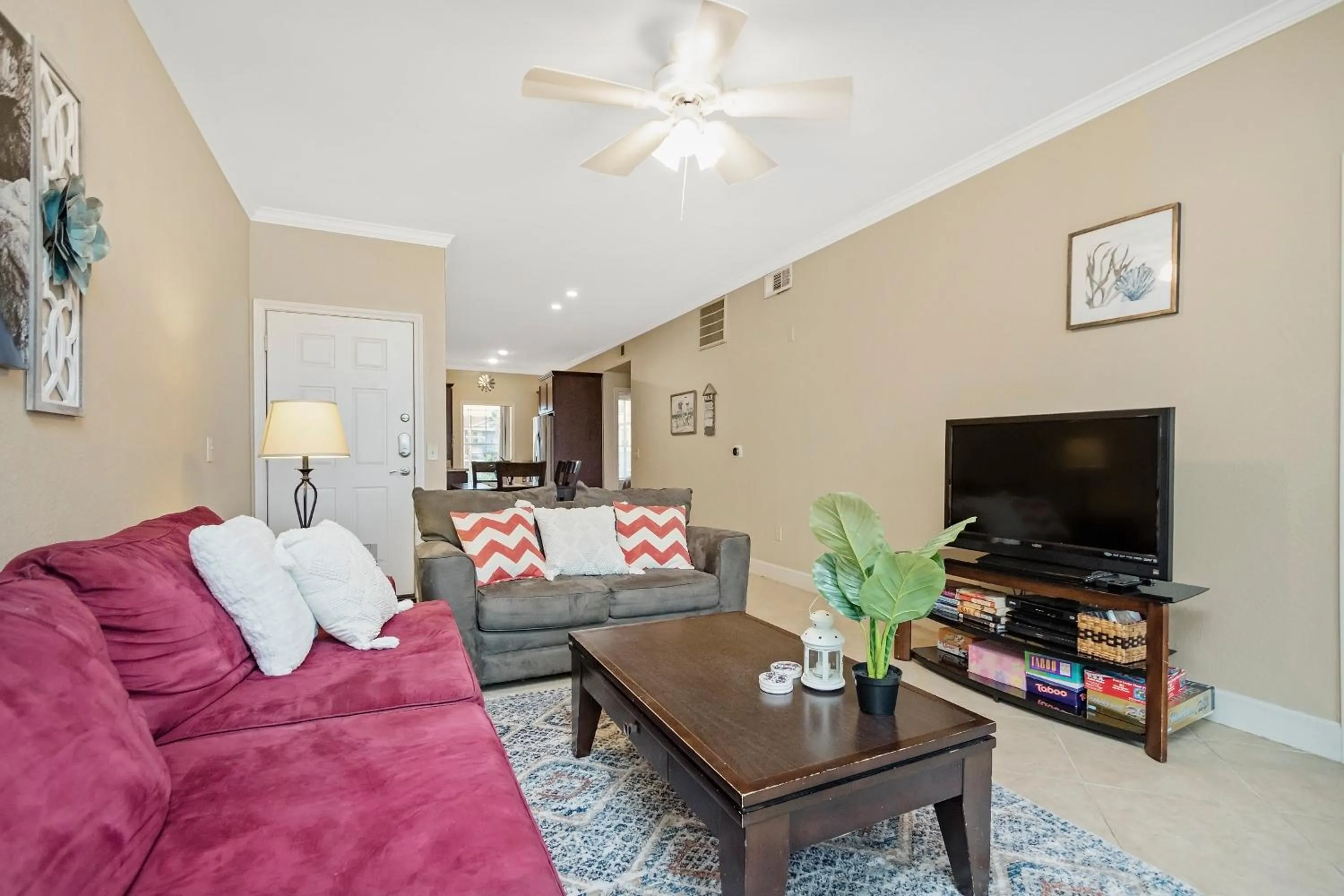 Living room in The Dawn Oceanfront Condo on Seawall Blvd