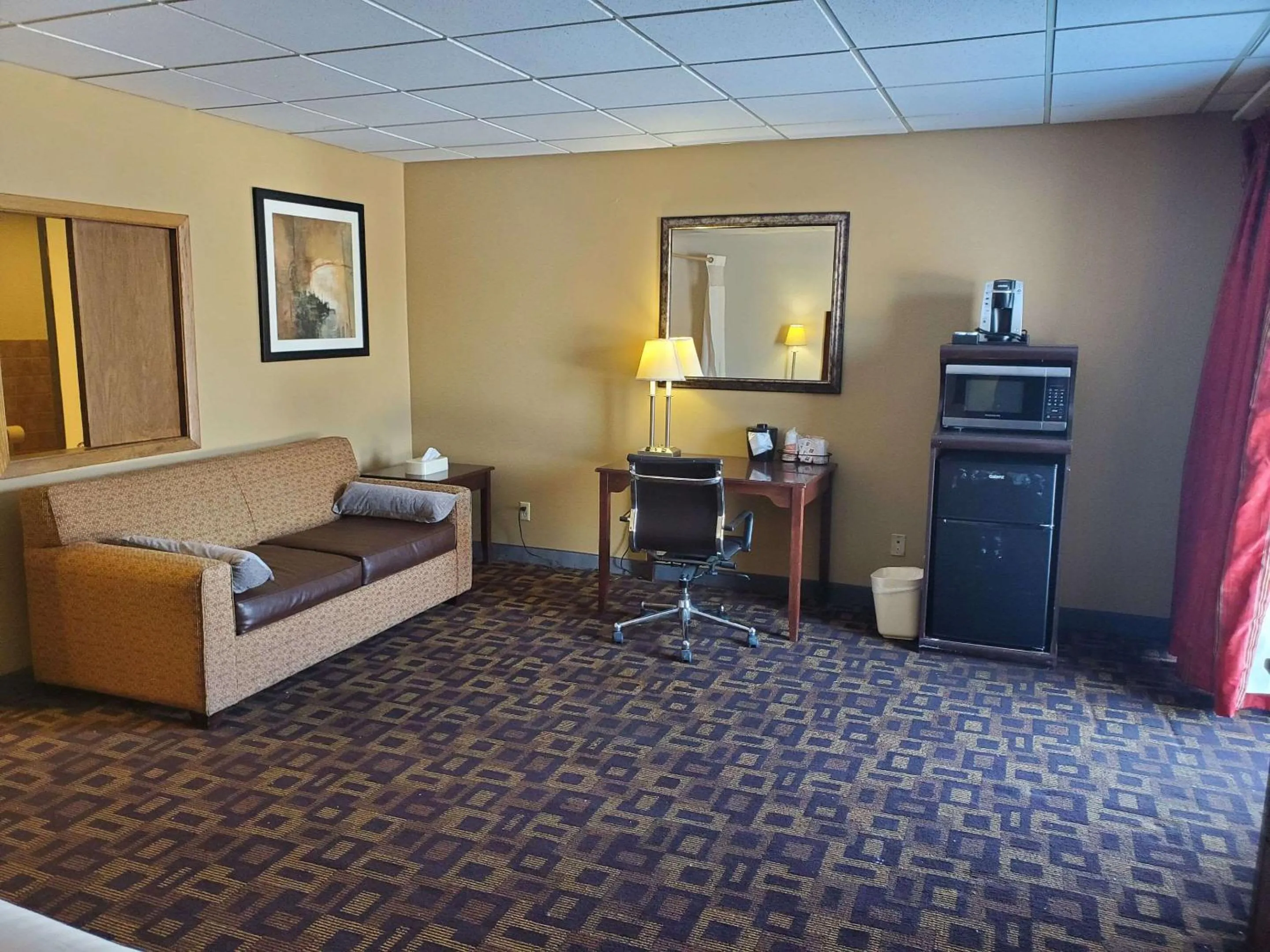 Bedroom in Rodeway Inn McPherson East