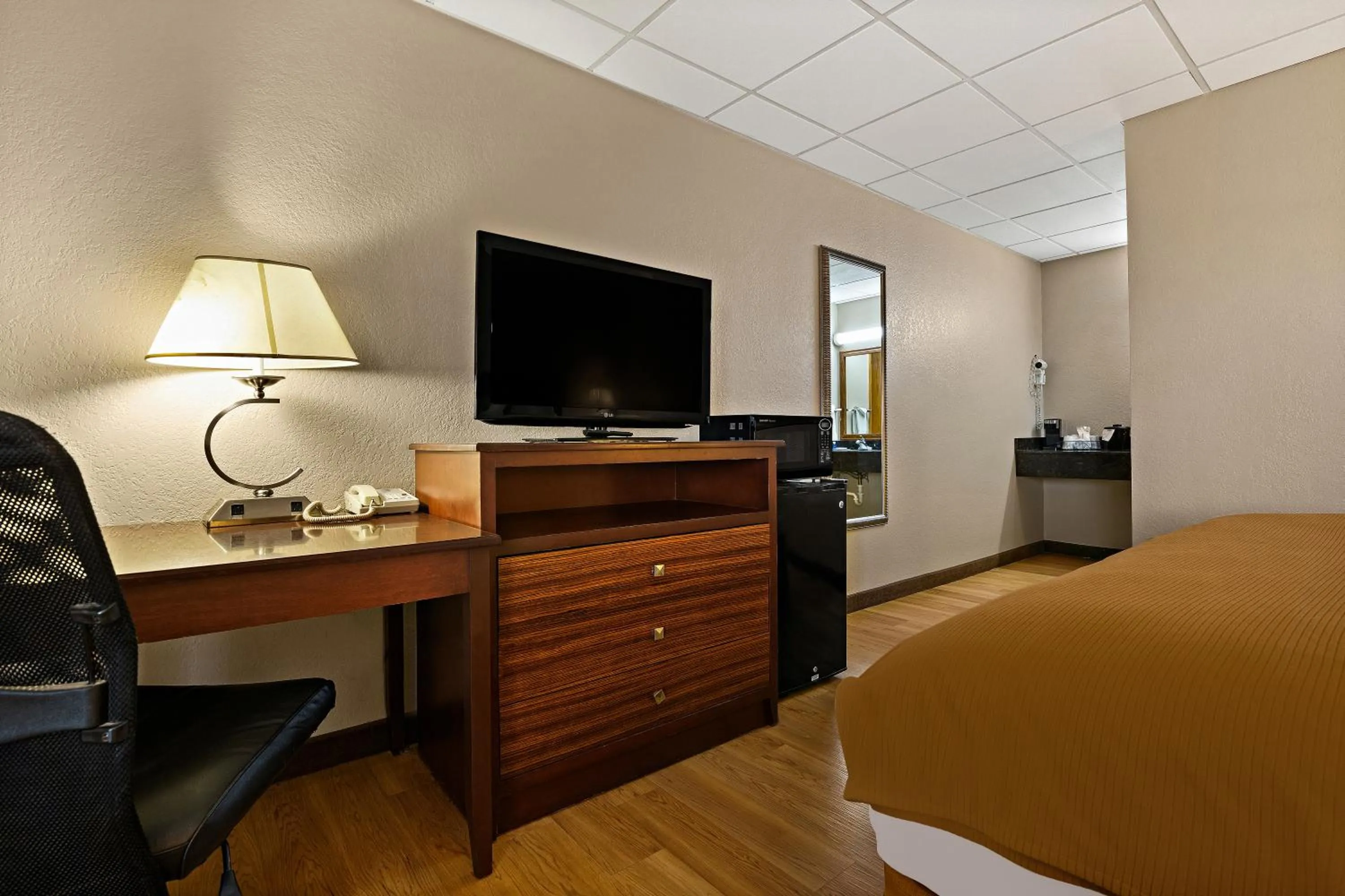 TV and multimedia, Bed in Rodeway Inn McPherson East