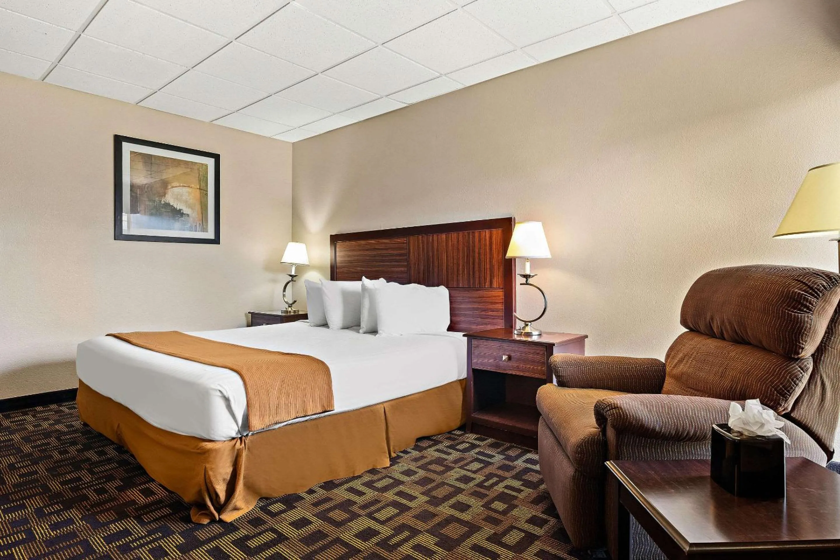 Bedroom, Bed in Rodeway Inn McPherson East