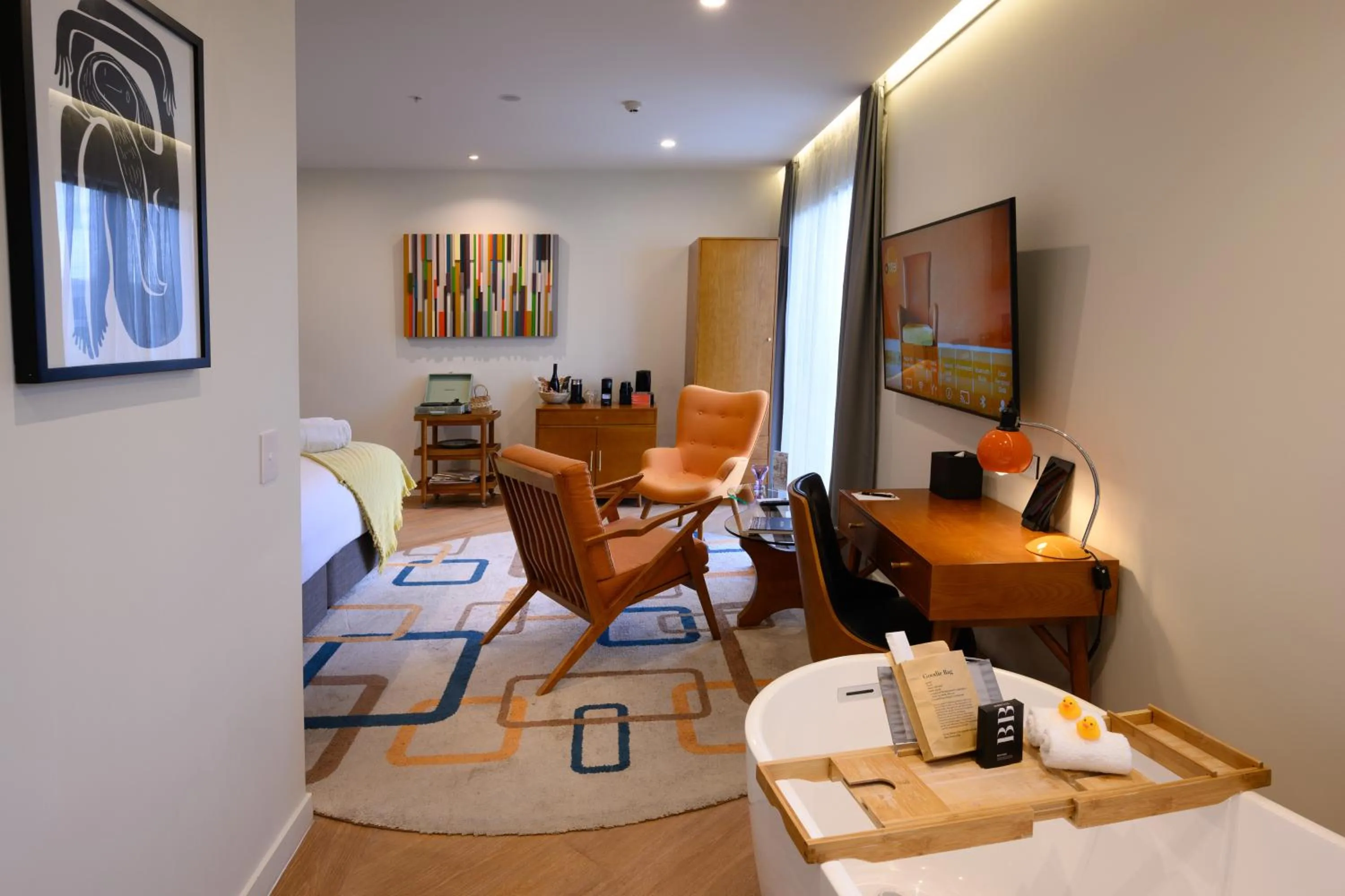 Photo of the whole room, Bed in Ohtel Auckland