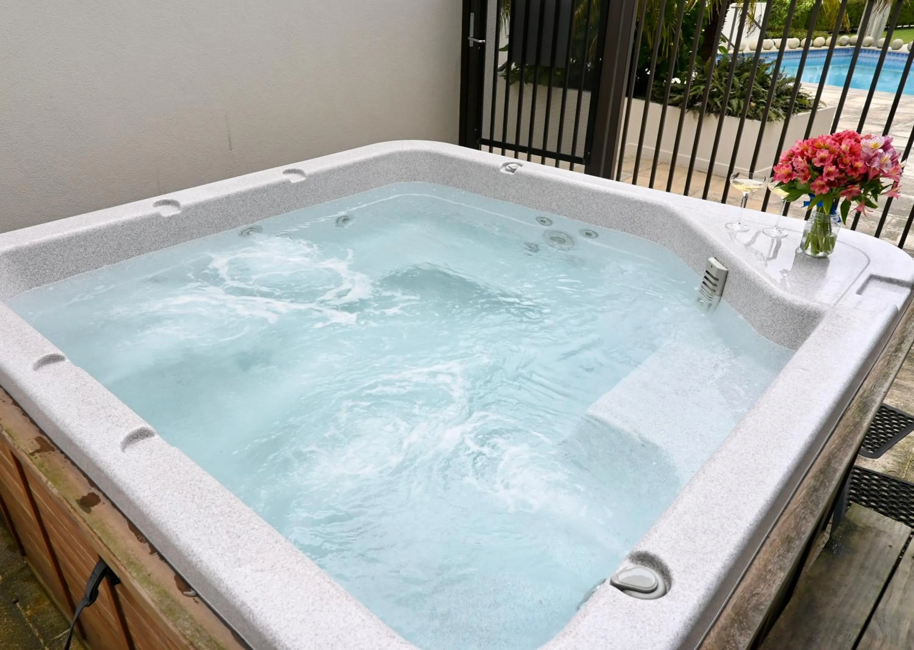 Hot Tub in Ohtel Auckland