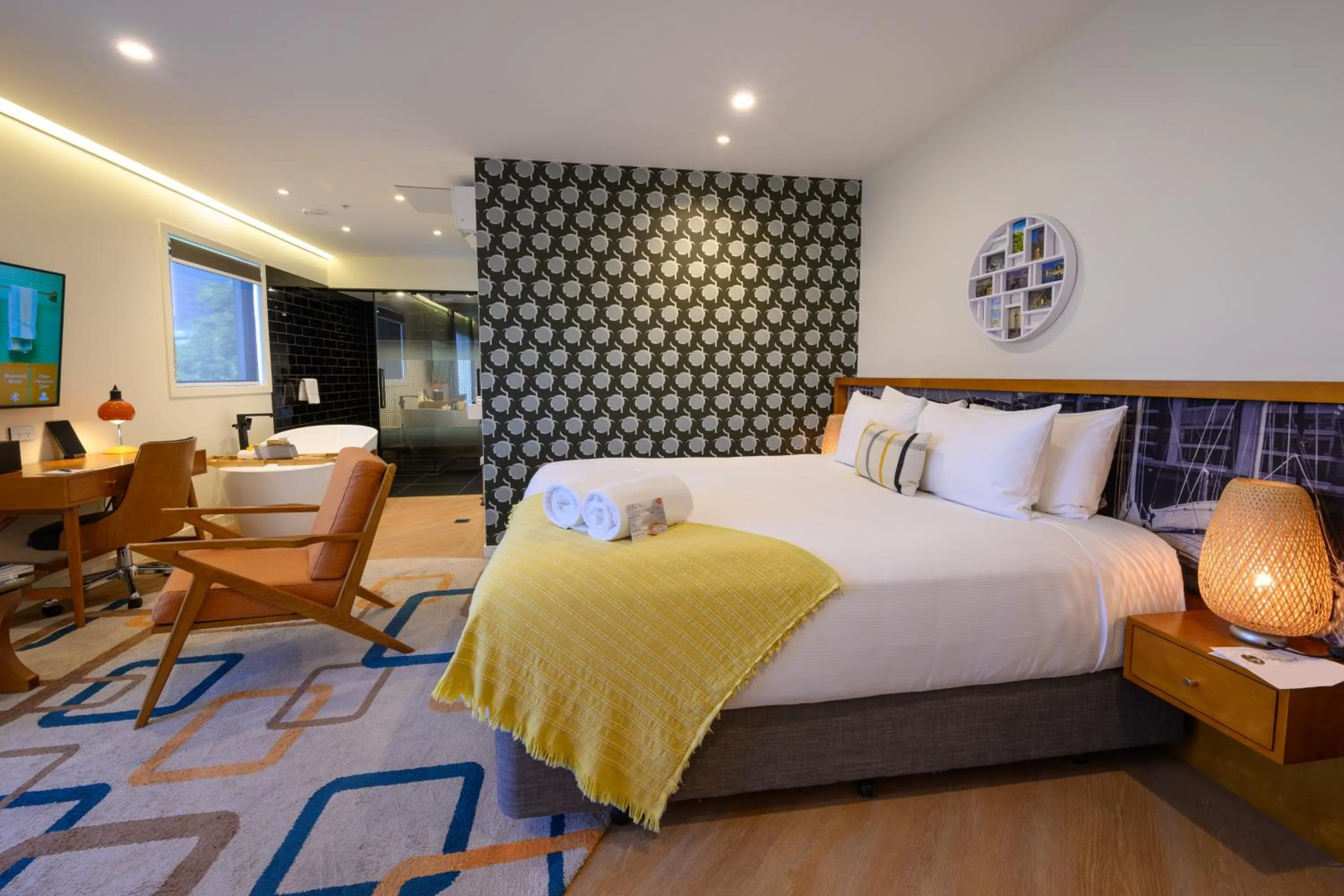 Photo of the whole room, Bed in Ohtel Auckland