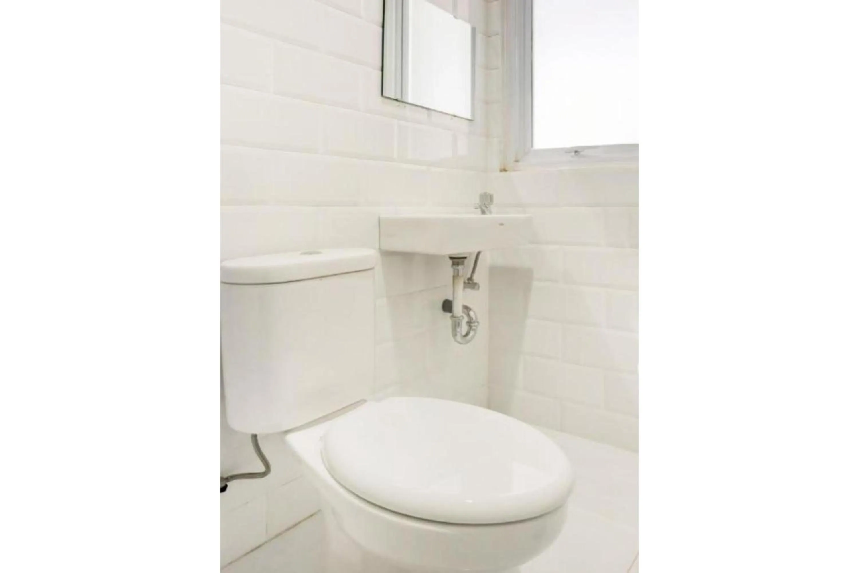 Bathroom in Hotel O Panakkukang Near Mall Panakkukang Formerly Golden White House