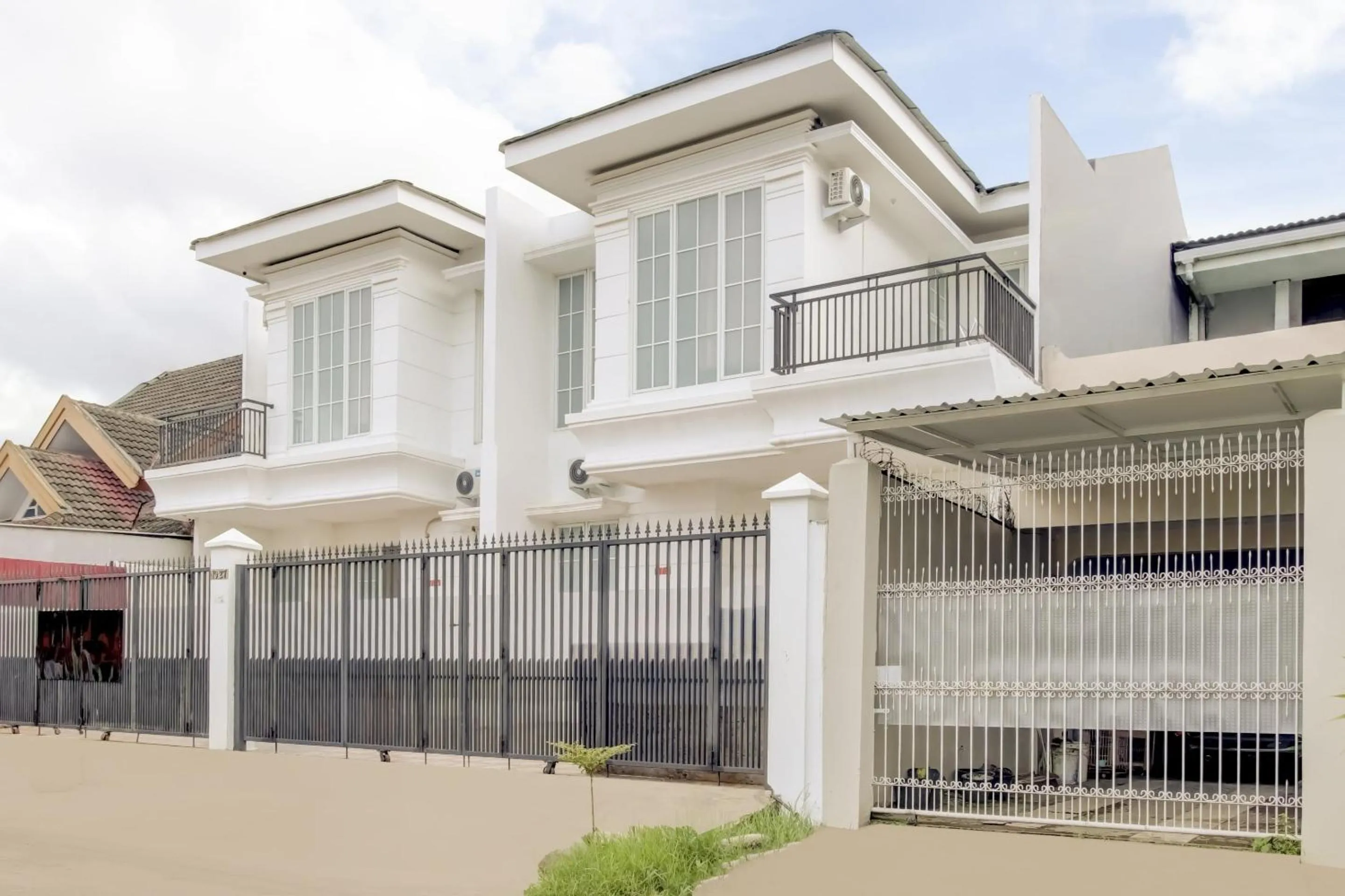 Facade/entrance in Hotel O Panakkukang Near Mall Panakkukang Formerly Golden White House