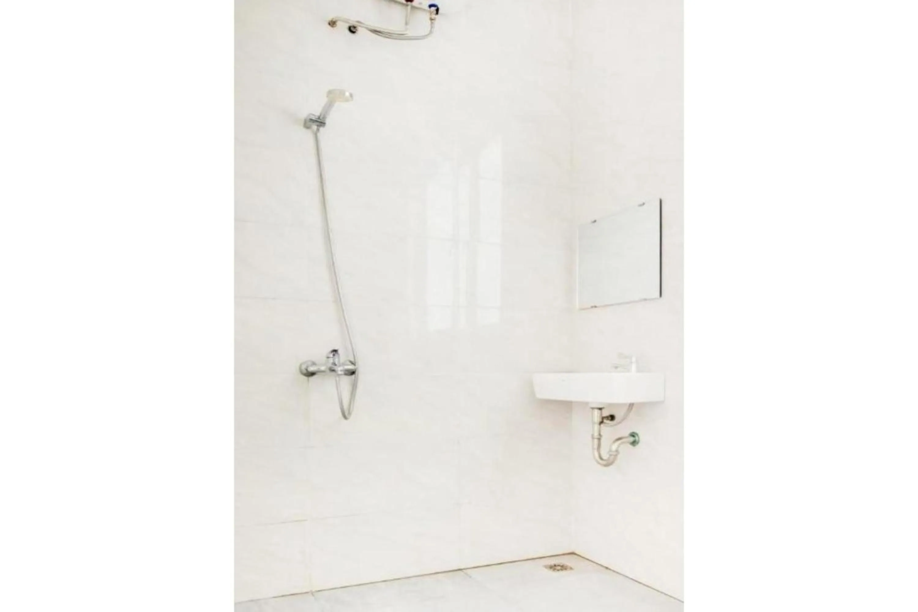 Bathroom in Hotel O Panakkukang Near Mall Panakkukang Formerly Golden White House