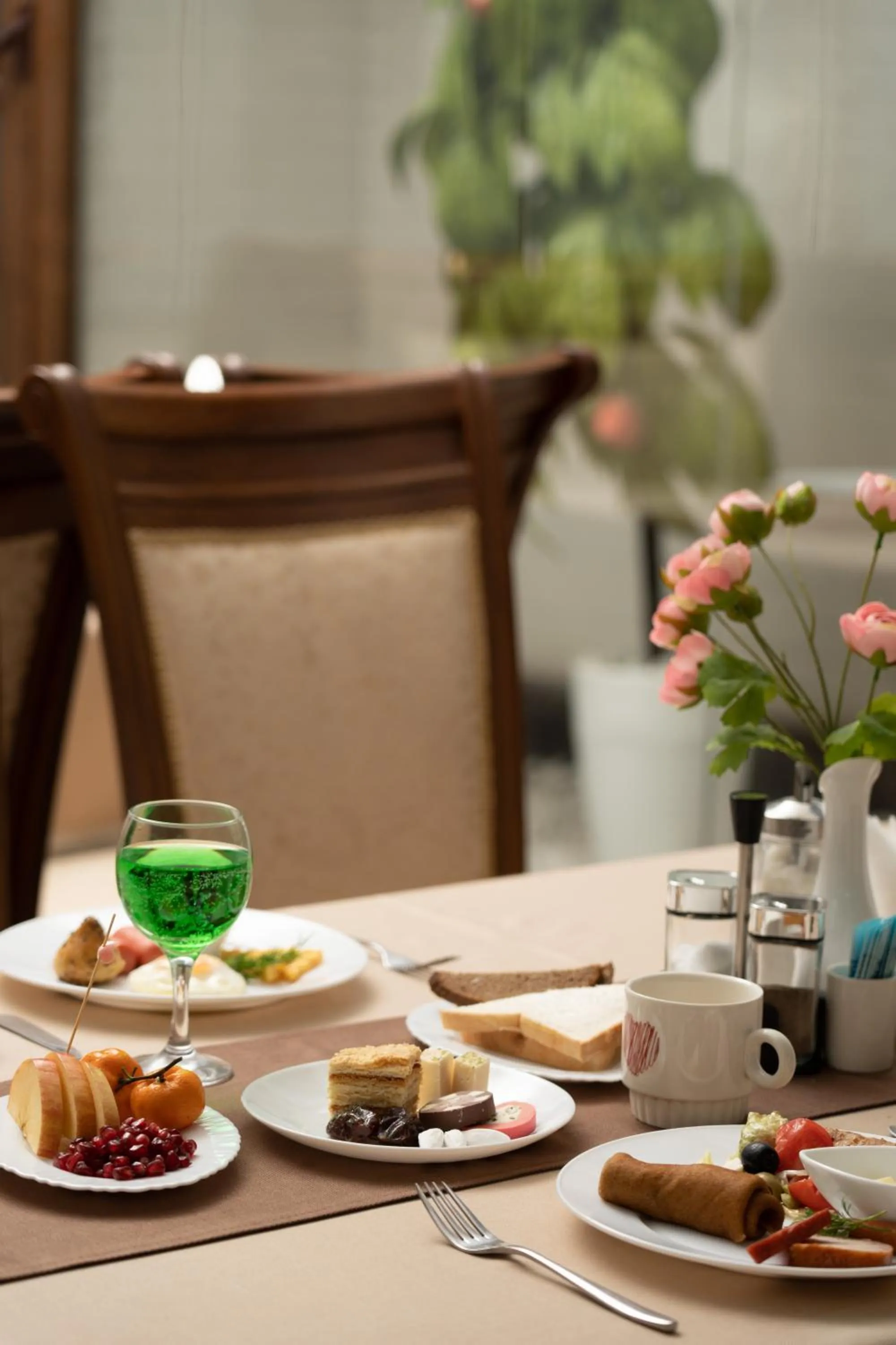 Breakfast in Shoxjahon Hotel - 600 Mbps Internet