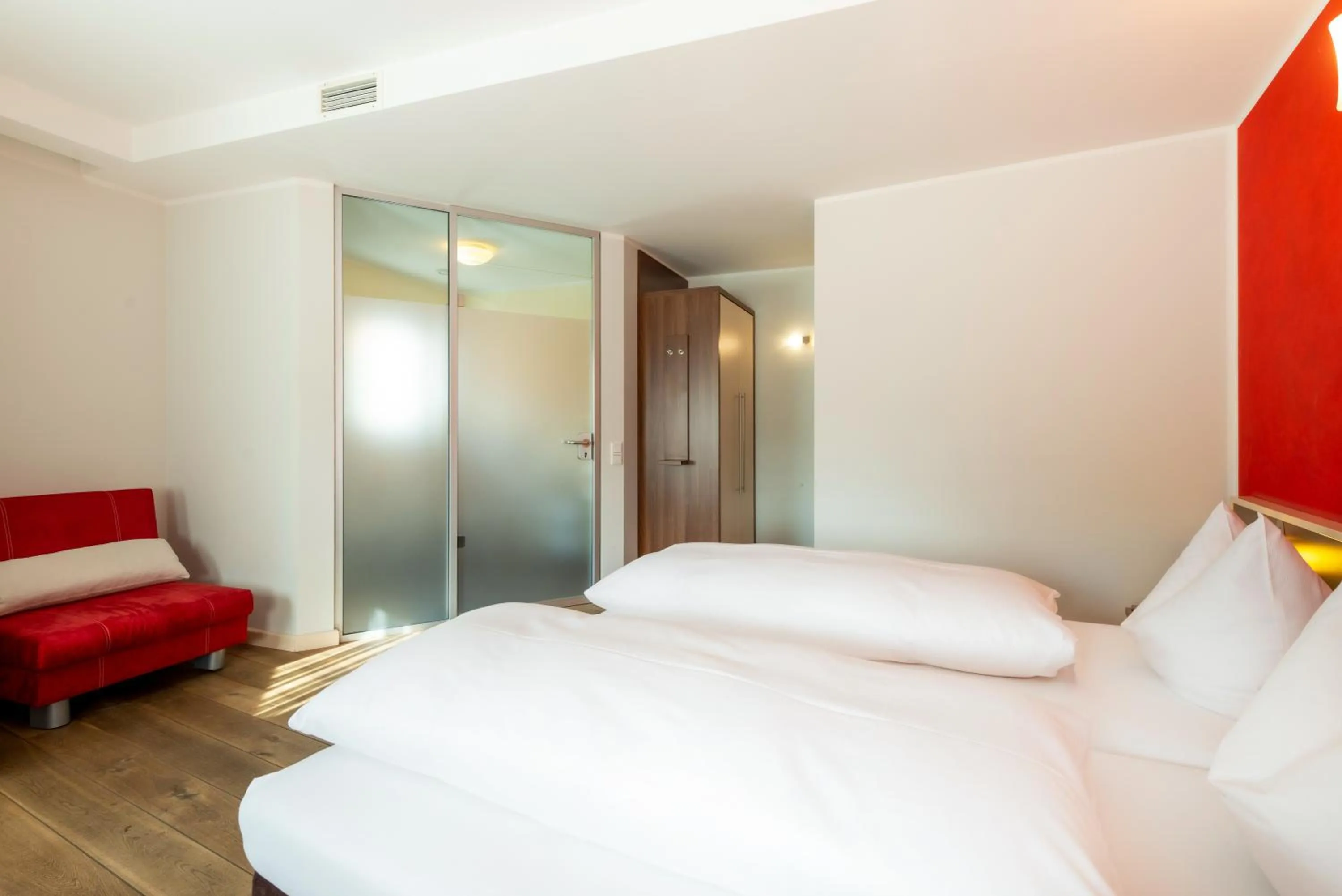 Photo of the whole room, Bed in BEHLs Genusshotel im Brennhaus