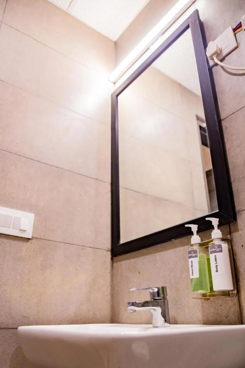 Bathroom in GoldenKeys Inn