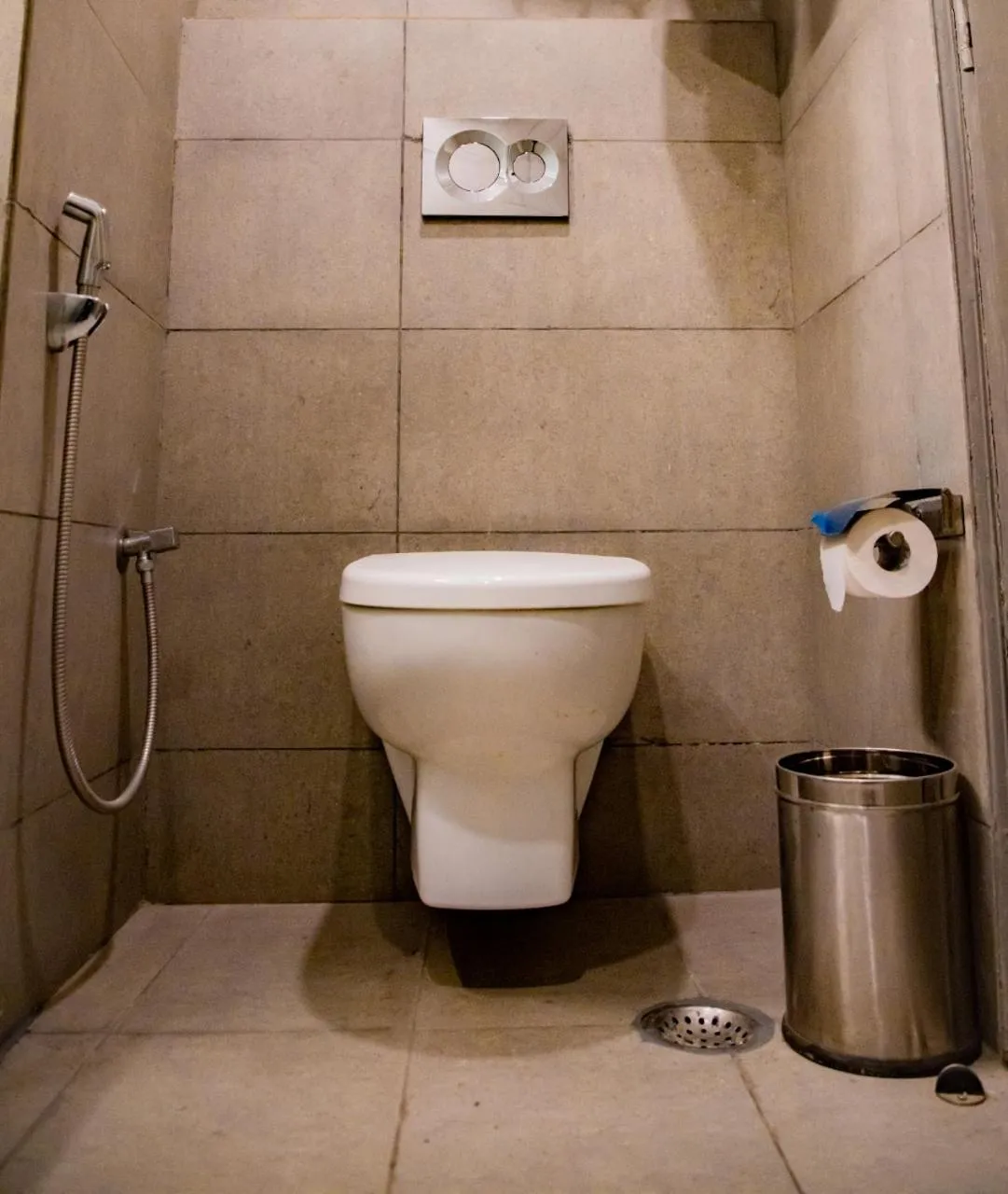 Toilet in GoldenKeys Inn