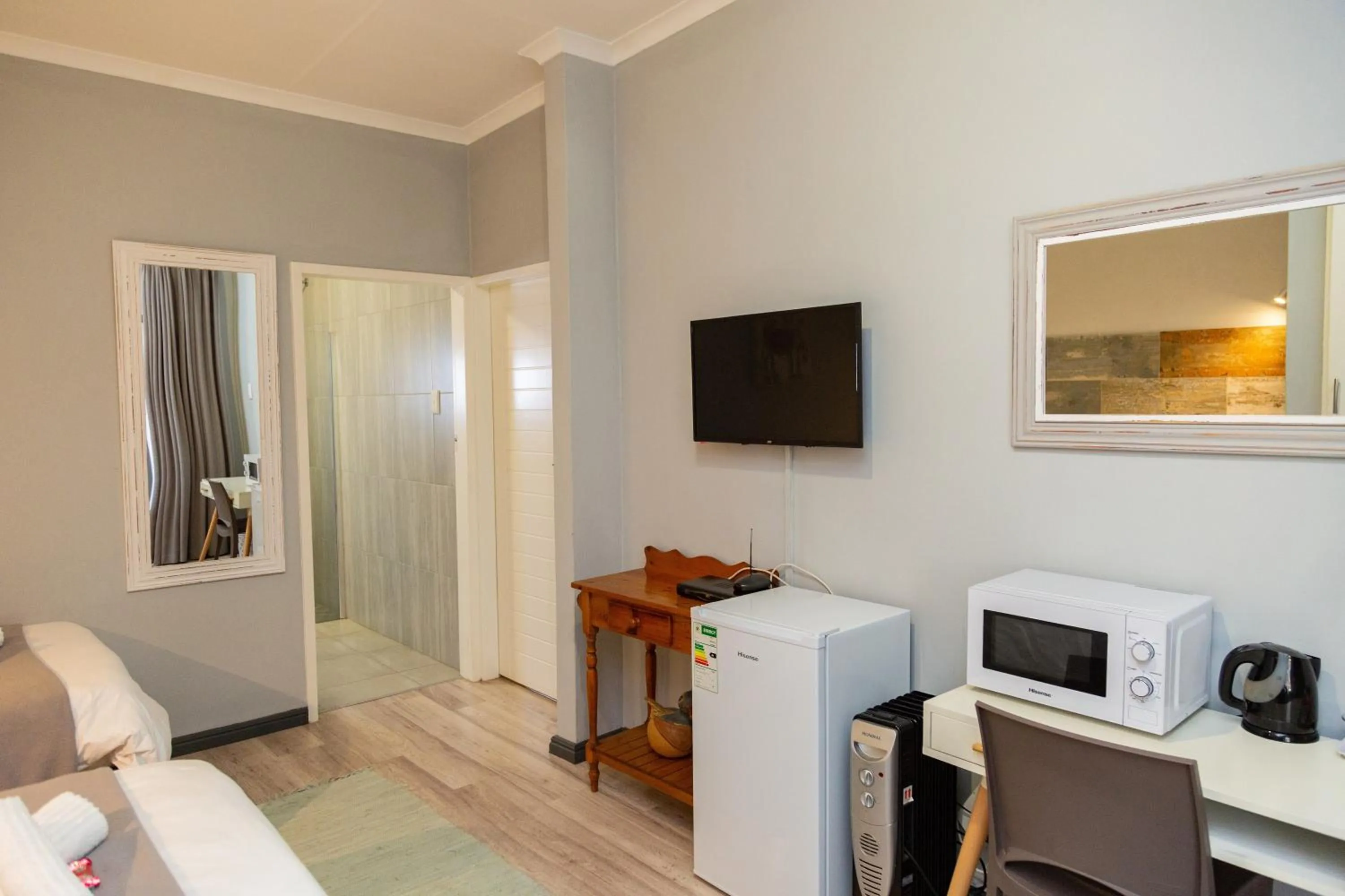 Communal lounge/ TV room, Bed in Glen Maine Guest House