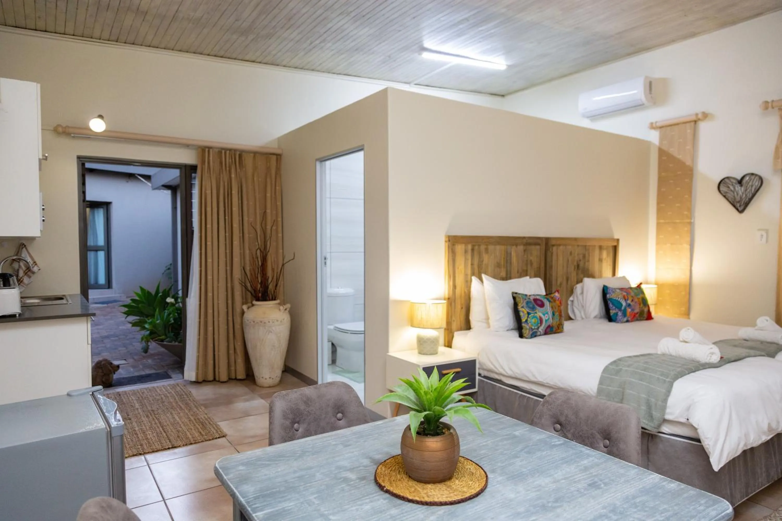 Photo of the whole room, Bed in Glen Maine Guest House