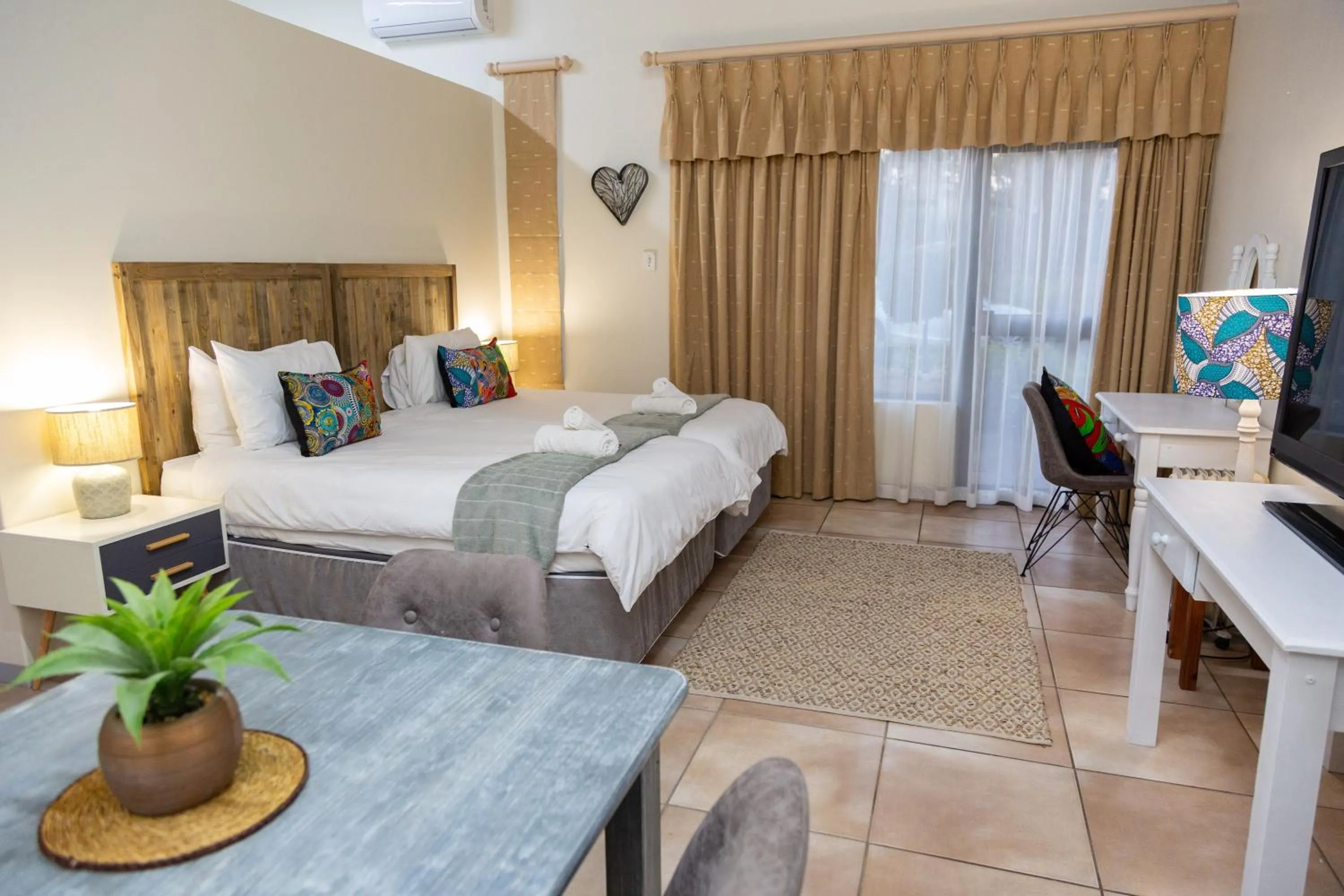 Photo of the whole room, Bed in Glen Maine Guest House