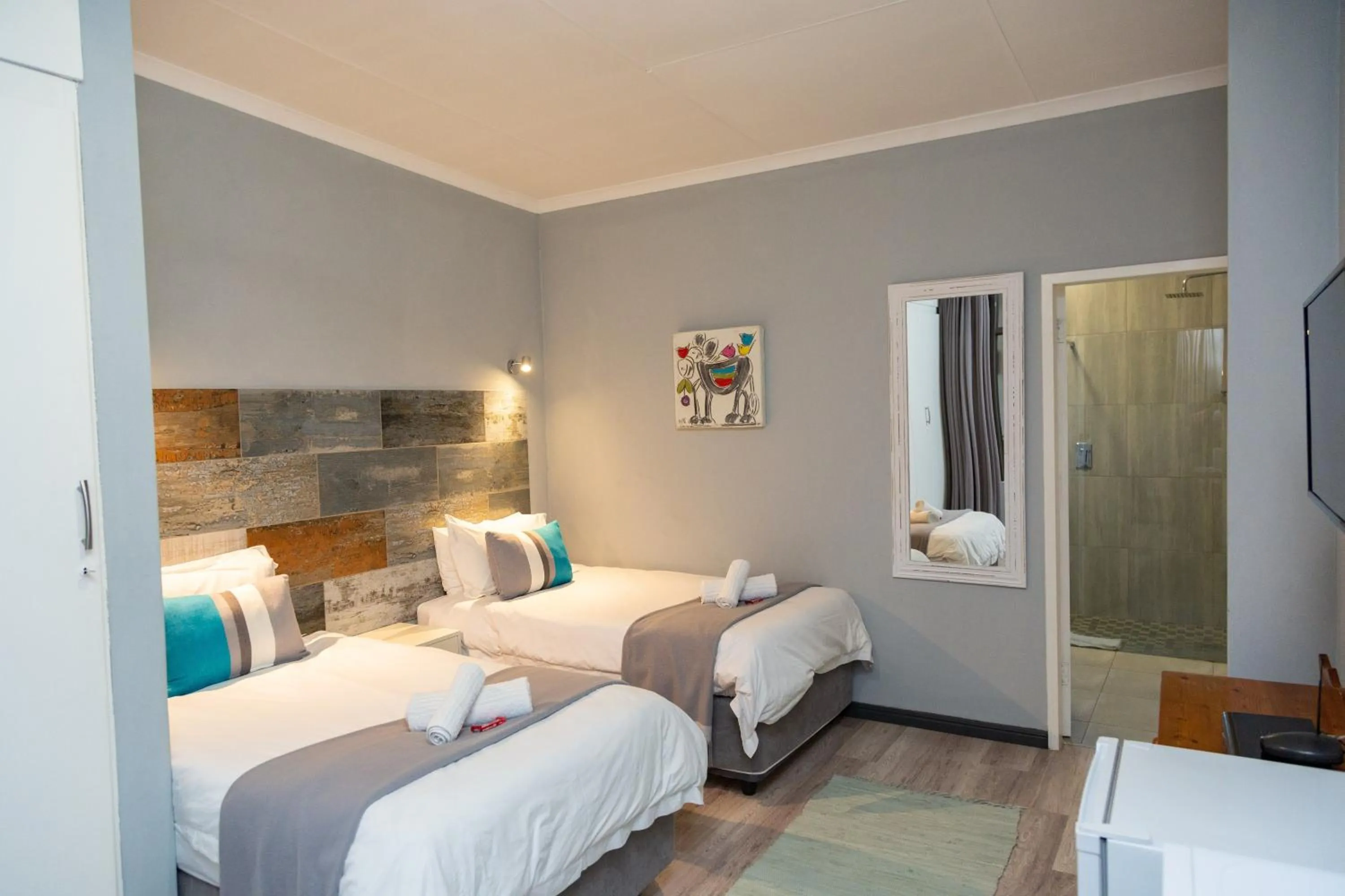 Photo of the whole room, Bed in Glen Maine Guest House