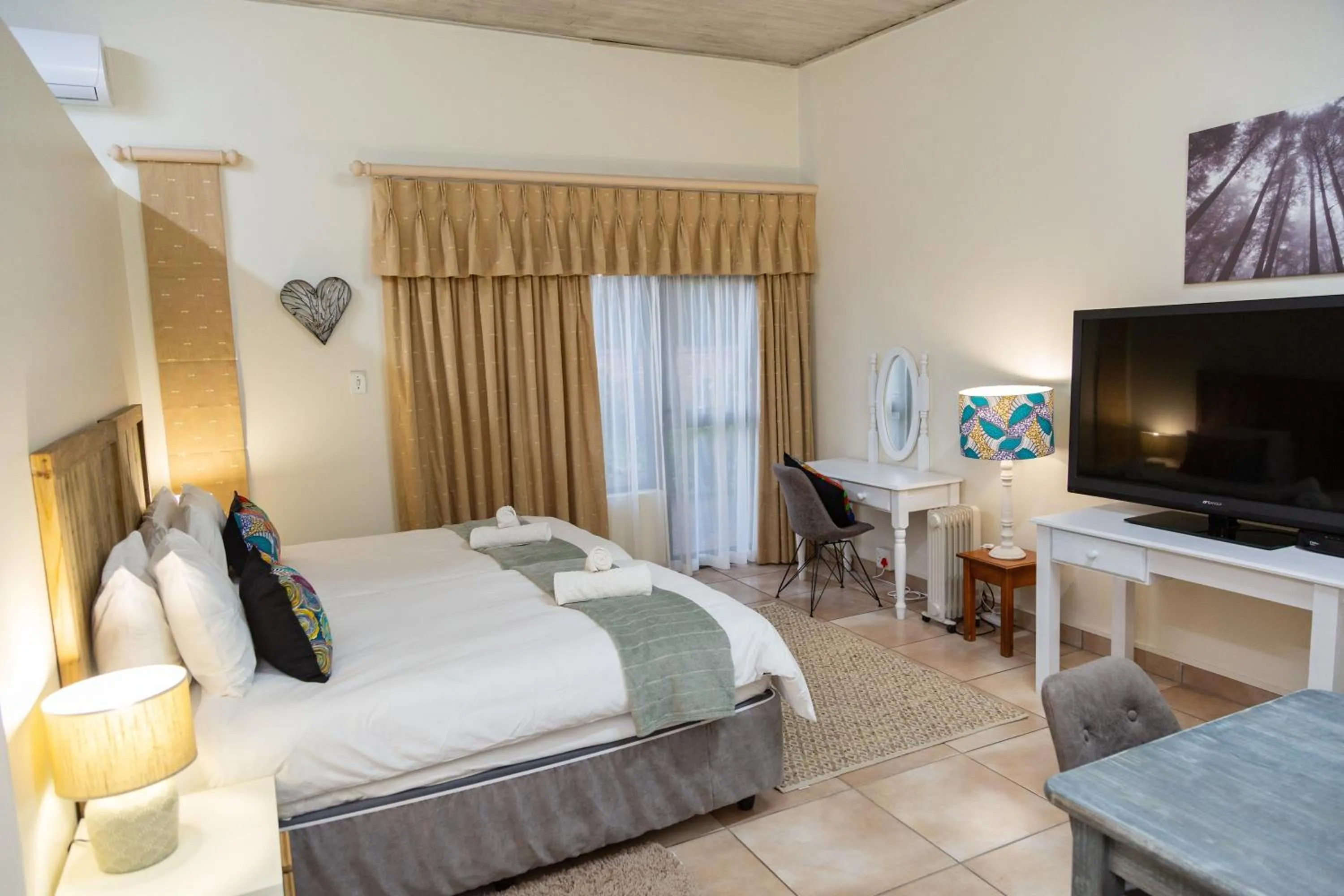 Photo of the whole room, Bed in Glen Maine Guest House