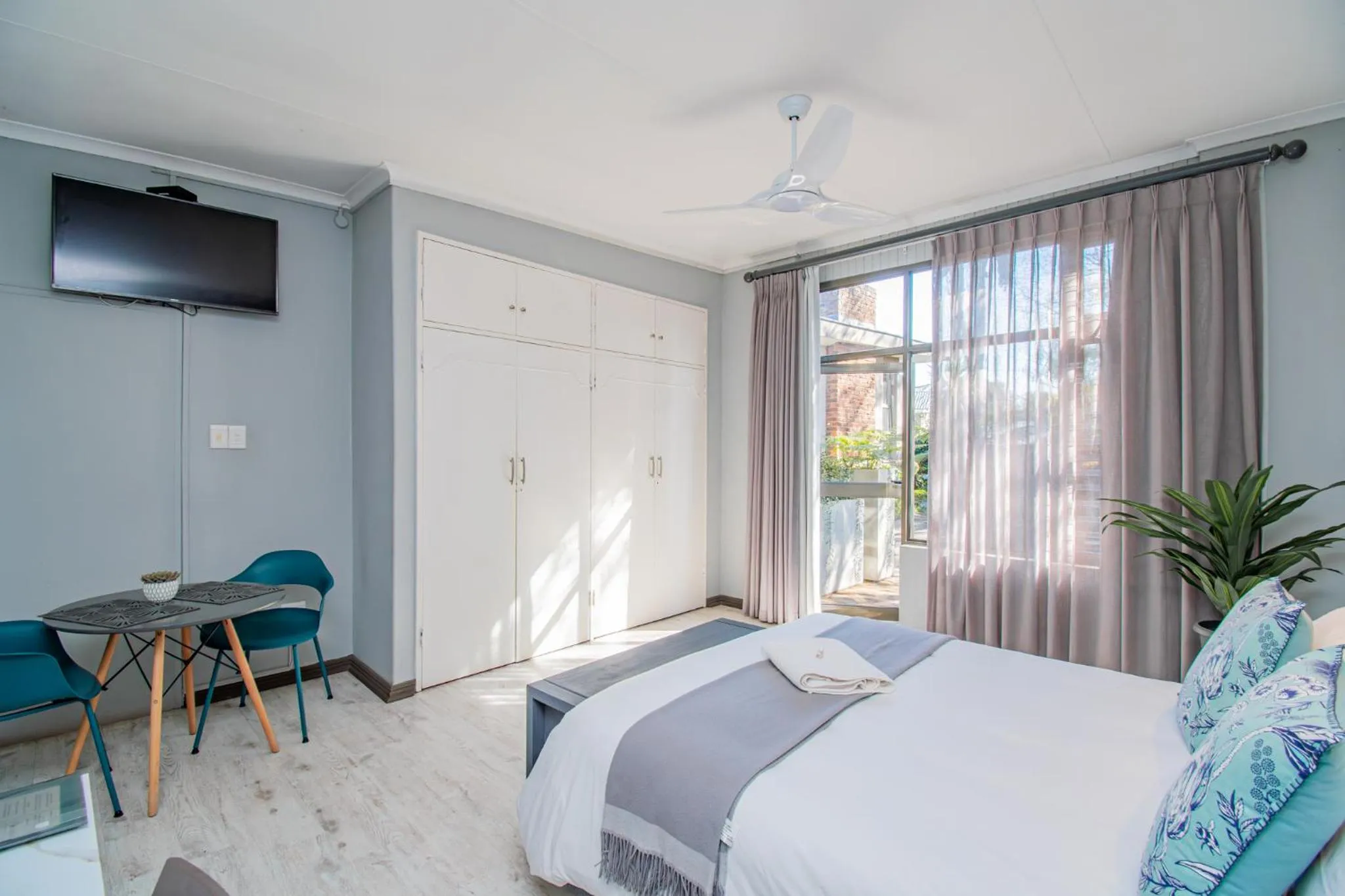 wardrobe, Bed in Glen Maine Guest House