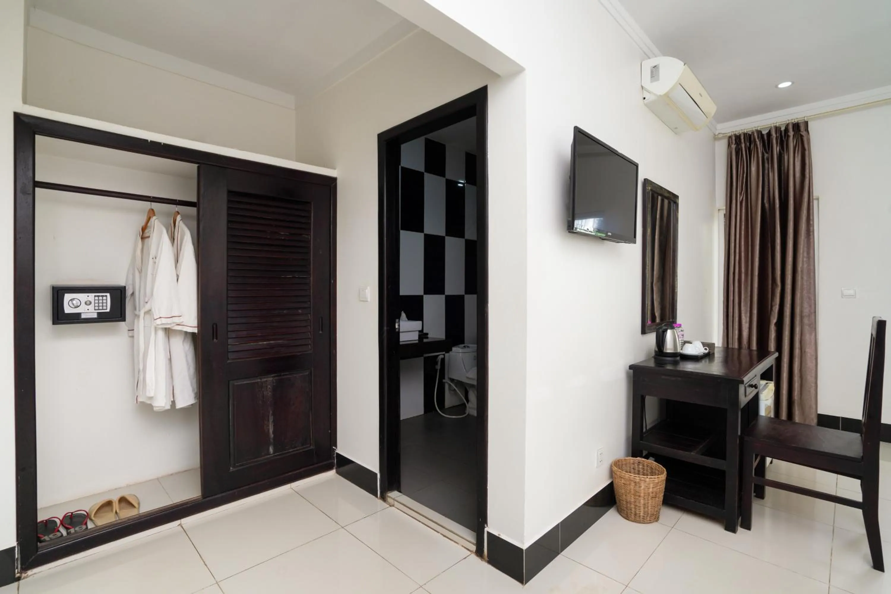 TV and multimedia, Bed in Tan Sokchea Boutique