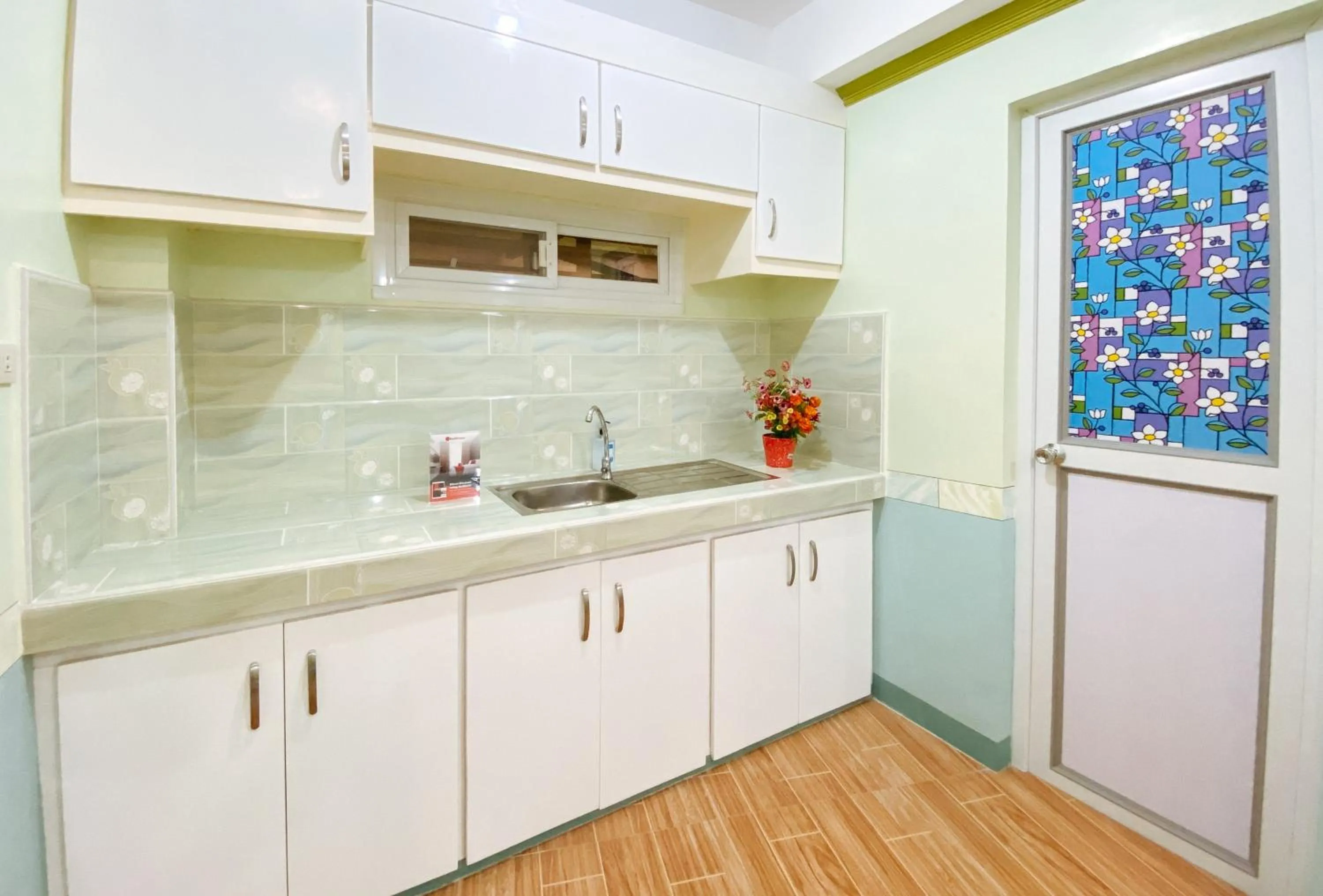 Kitchen or kitchenette in RedDoorz @ Calapandayan Subic Zambales