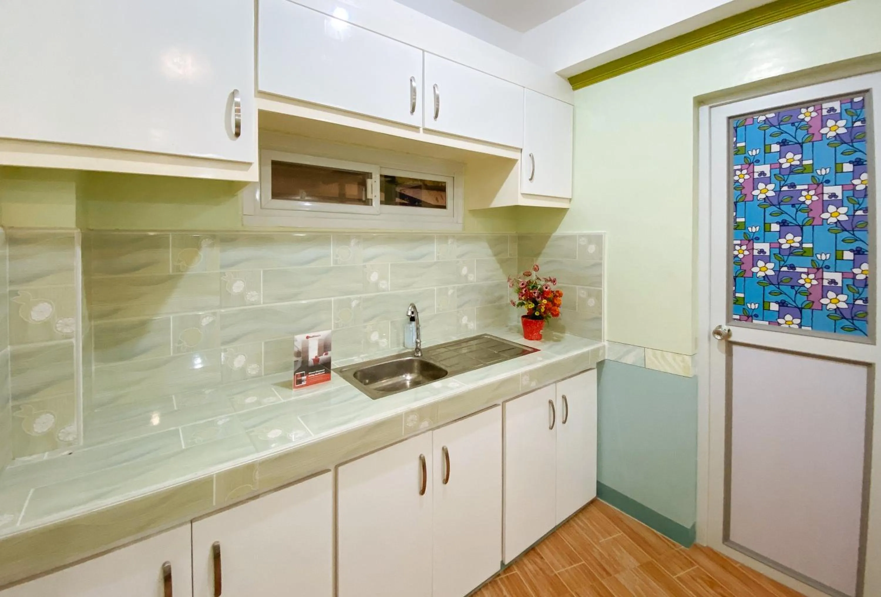 Kitchen or kitchenette in RedDoorz @ Calapandayan Subic Zambales