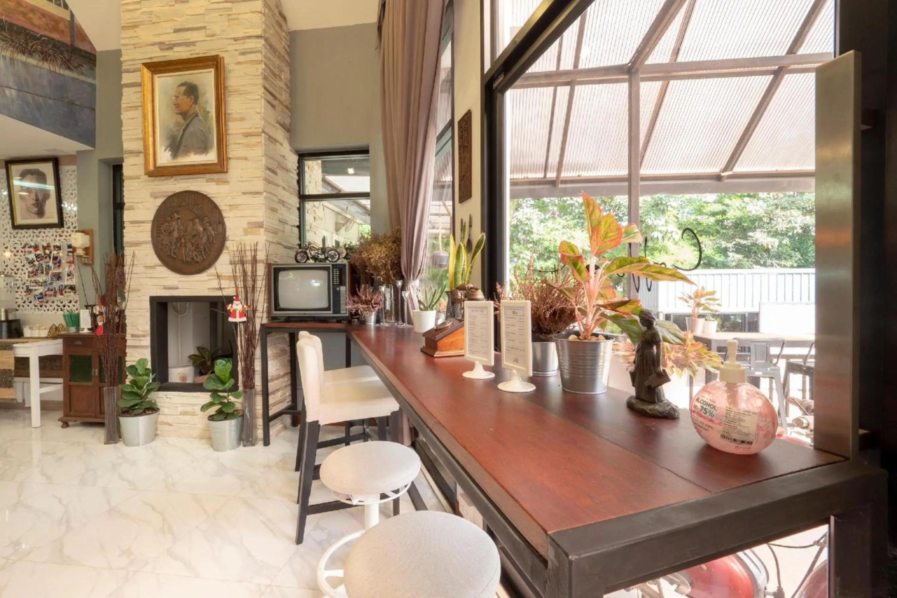 Restaurant/places to eat in Capital O 75378 Thawapee Resort