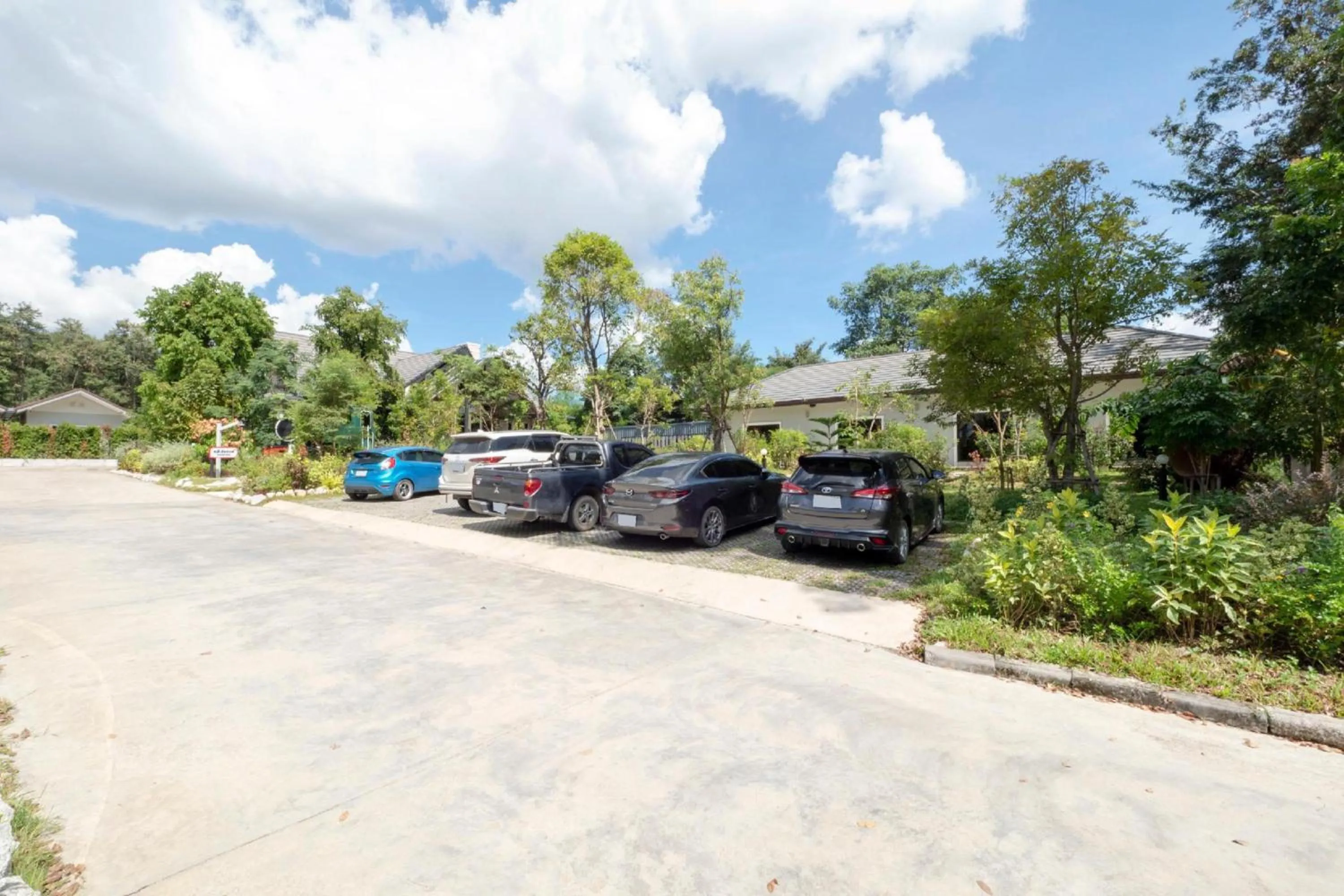 Parking in Capital O 75378 Thawapee Resort