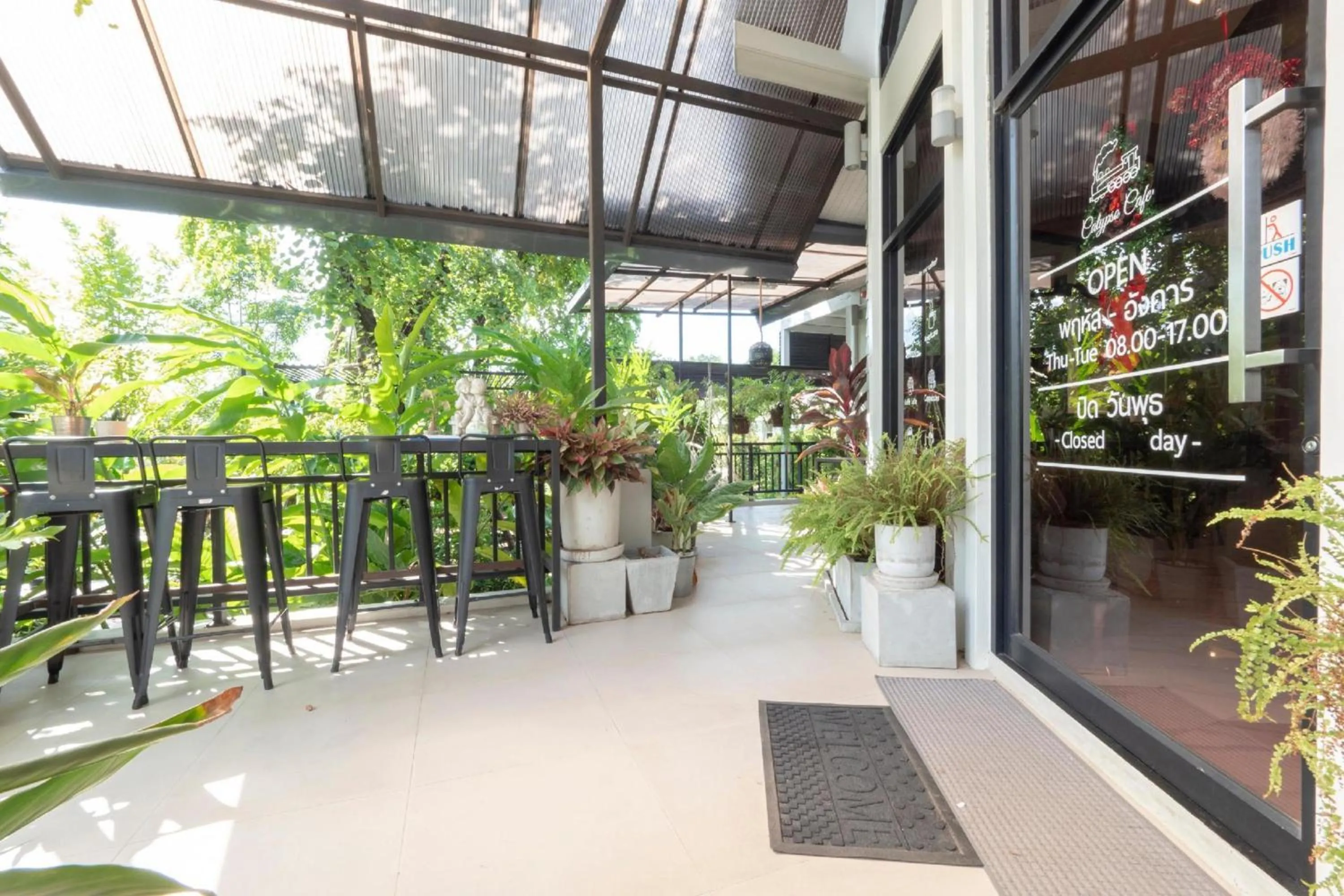 Restaurant/places to eat in Capital O 75378 Thawapee Resort