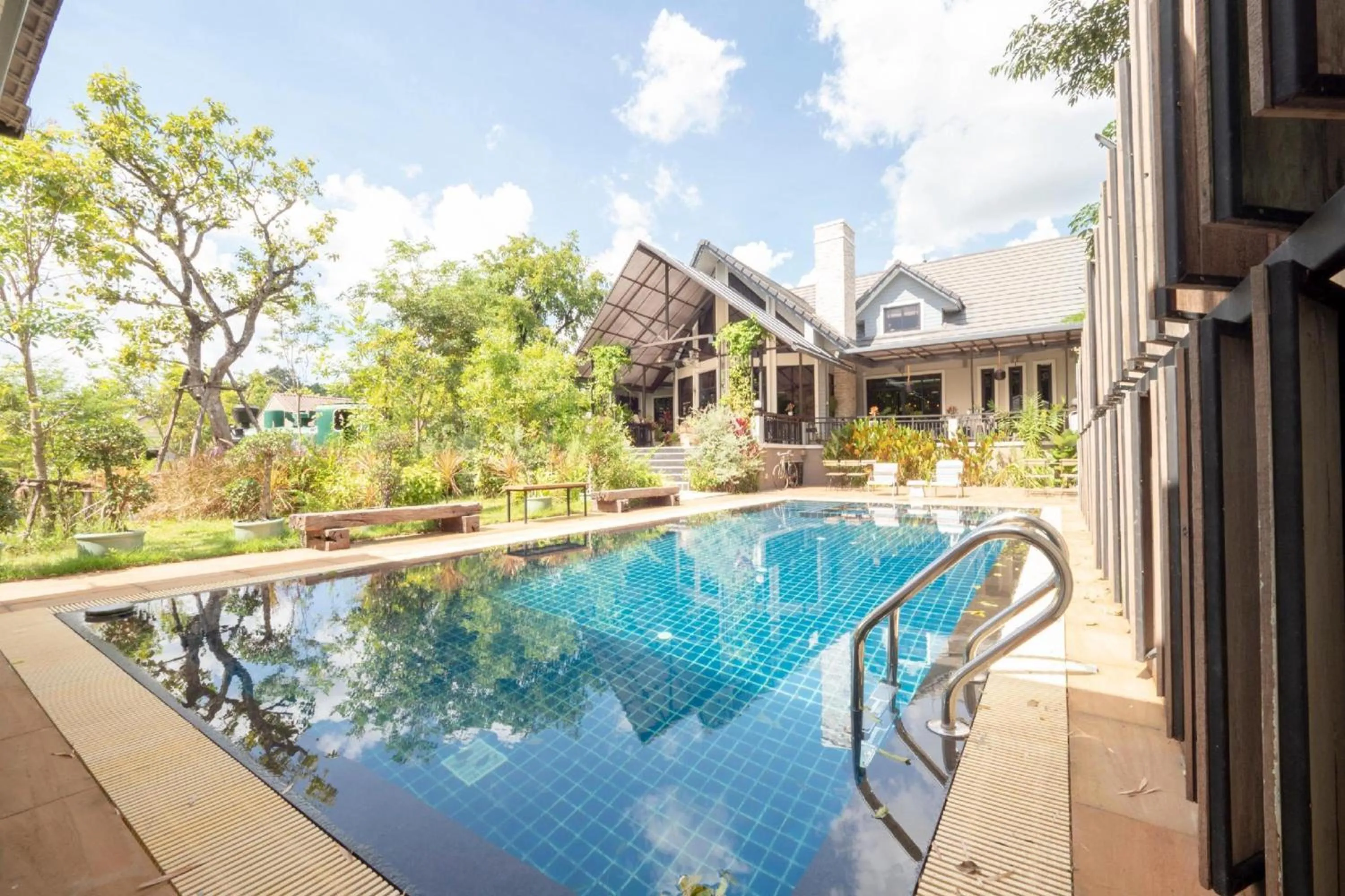 Swimming pool in Capital O 75378 Thawapee Resort