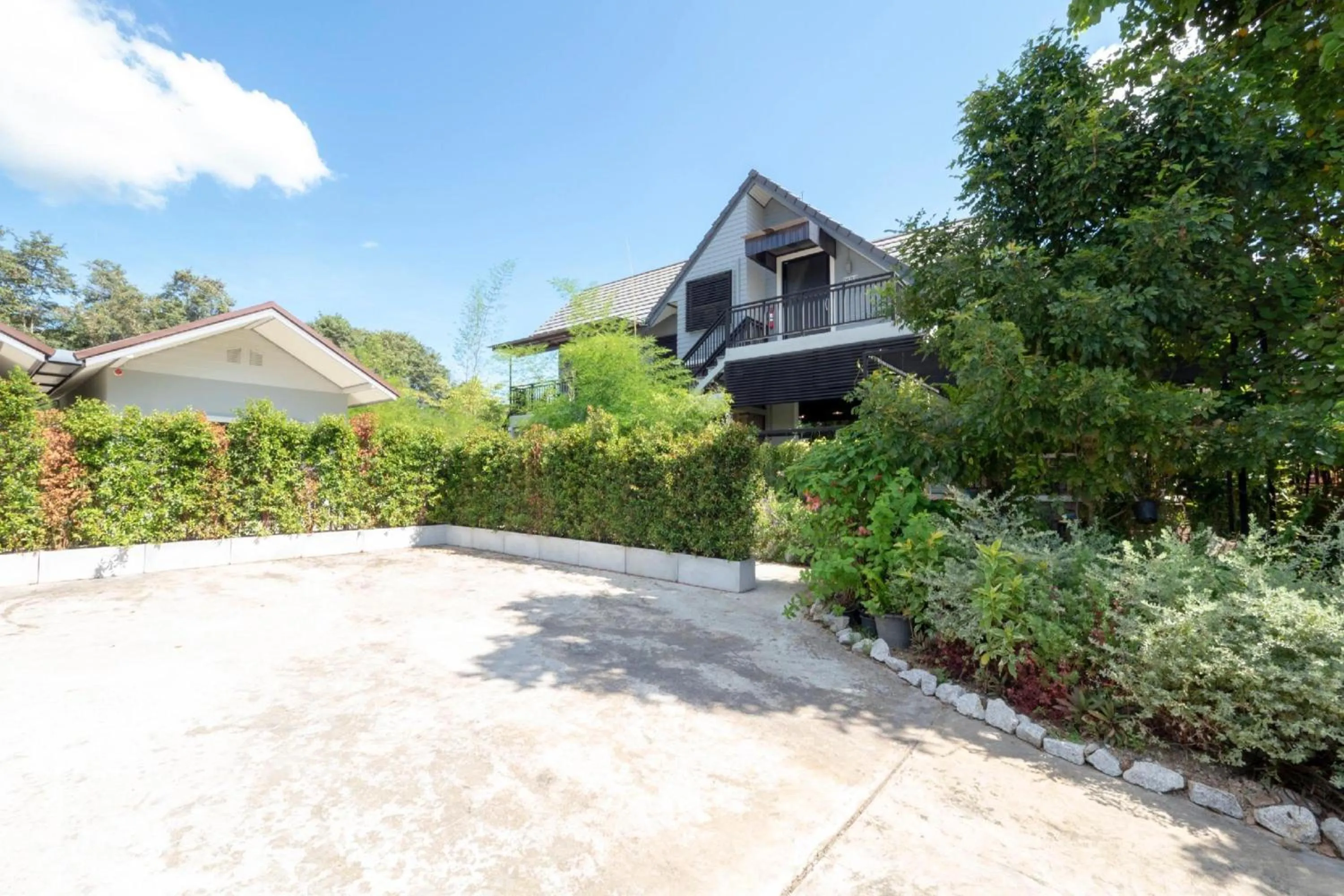 Neighbourhood in Capital O 75378 Thawapee Resort