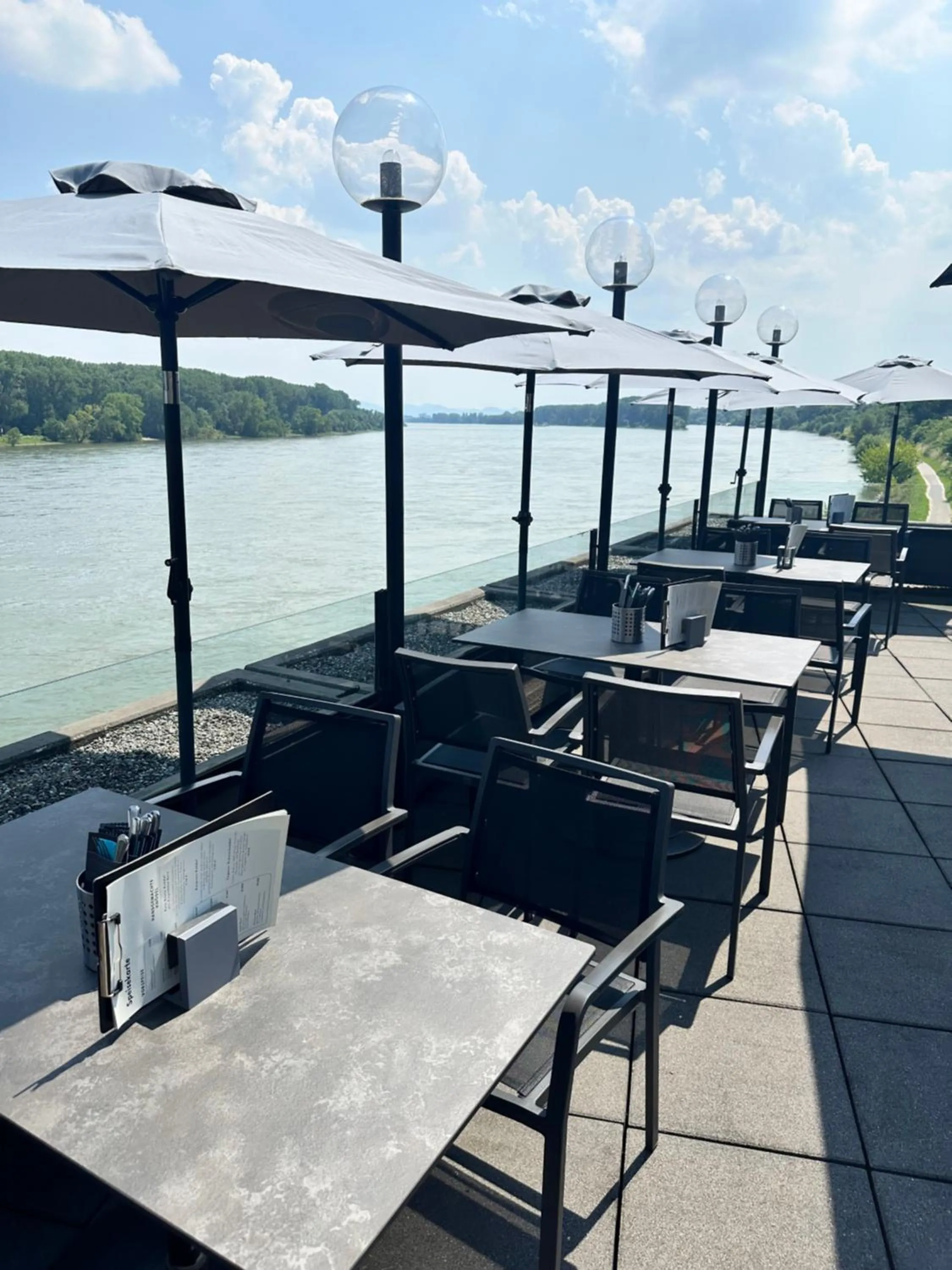 Restaurant/places to eat in Rheinterrassen Hotel Café Restaurant