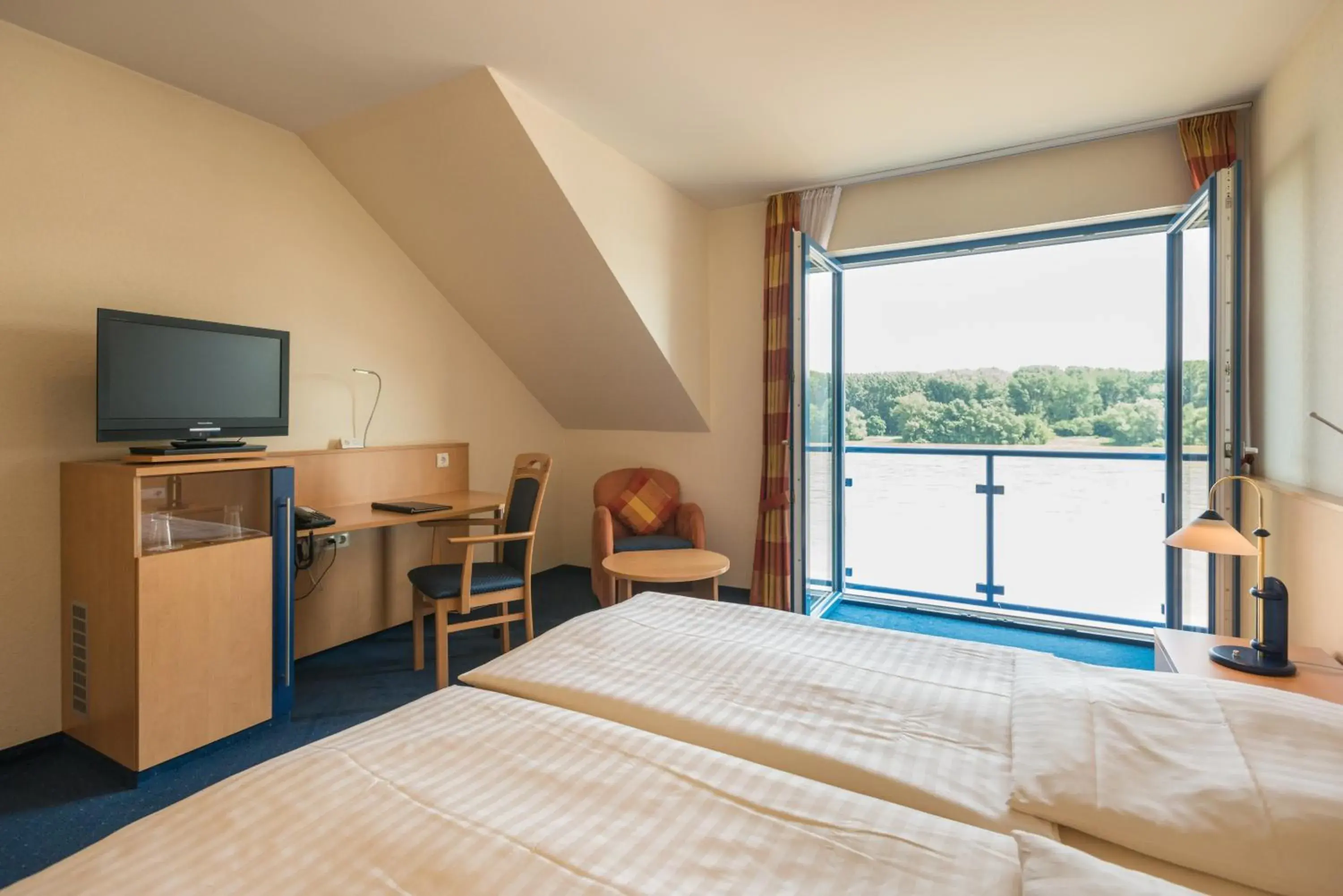 Double Room in Guest House in Rheinterrassen Hotel Café Restaurant Double Room in Guest House in Rheinterrassen Hotel Café Restaurant