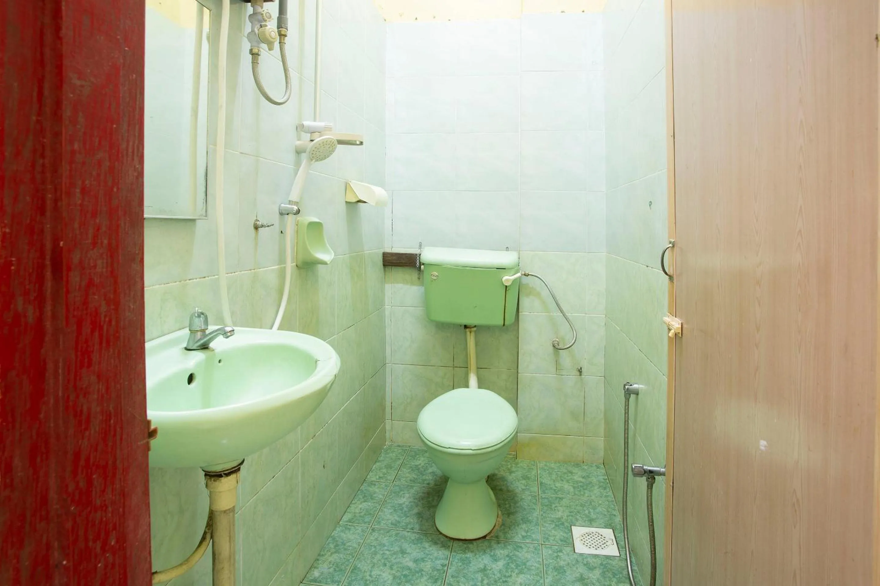 Bathroom in SPOT ON 90137 Casavilla Hotel Pudu