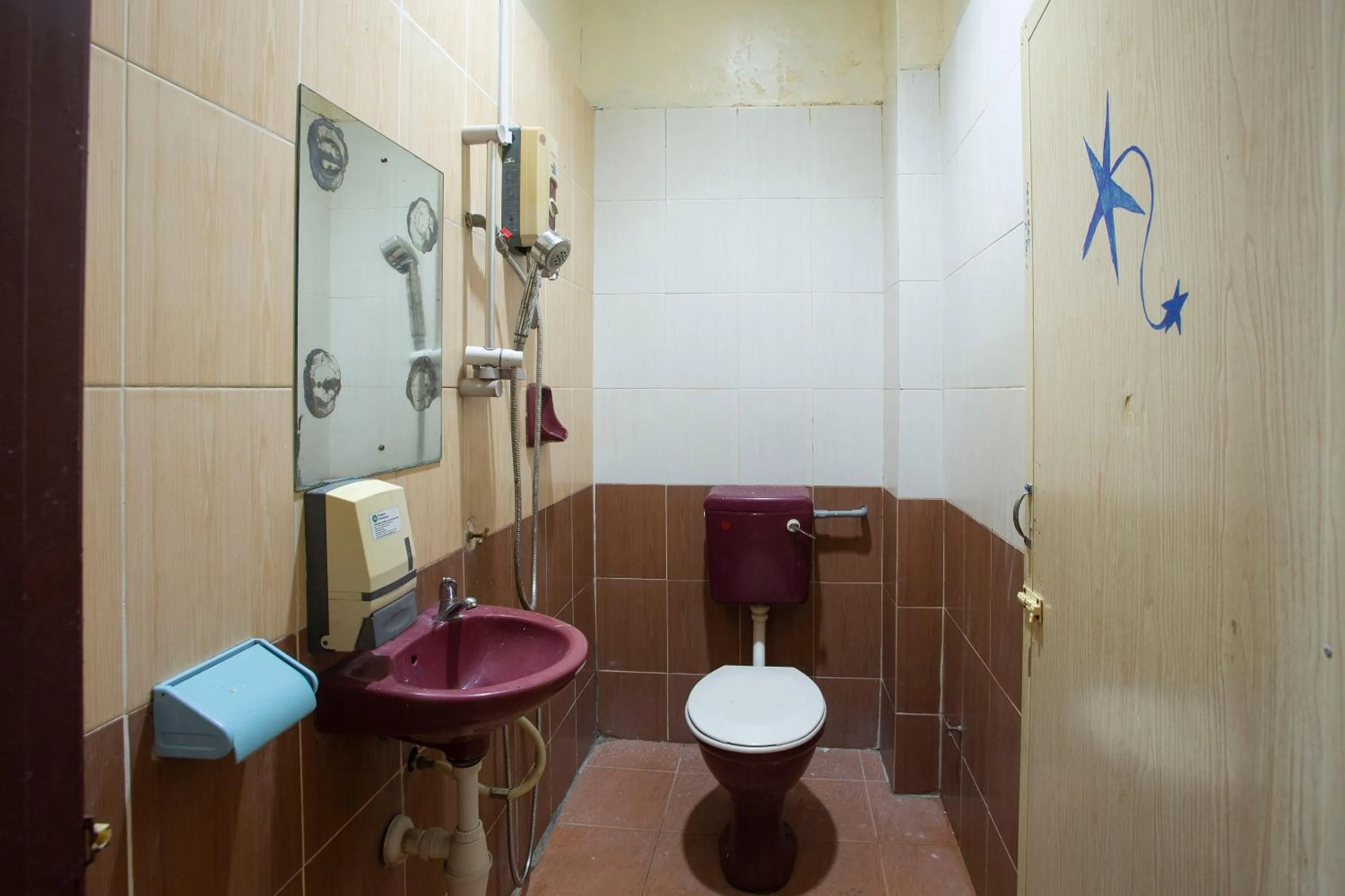 Bathroom in SPOT ON 90137 Casavilla Hotel Pudu