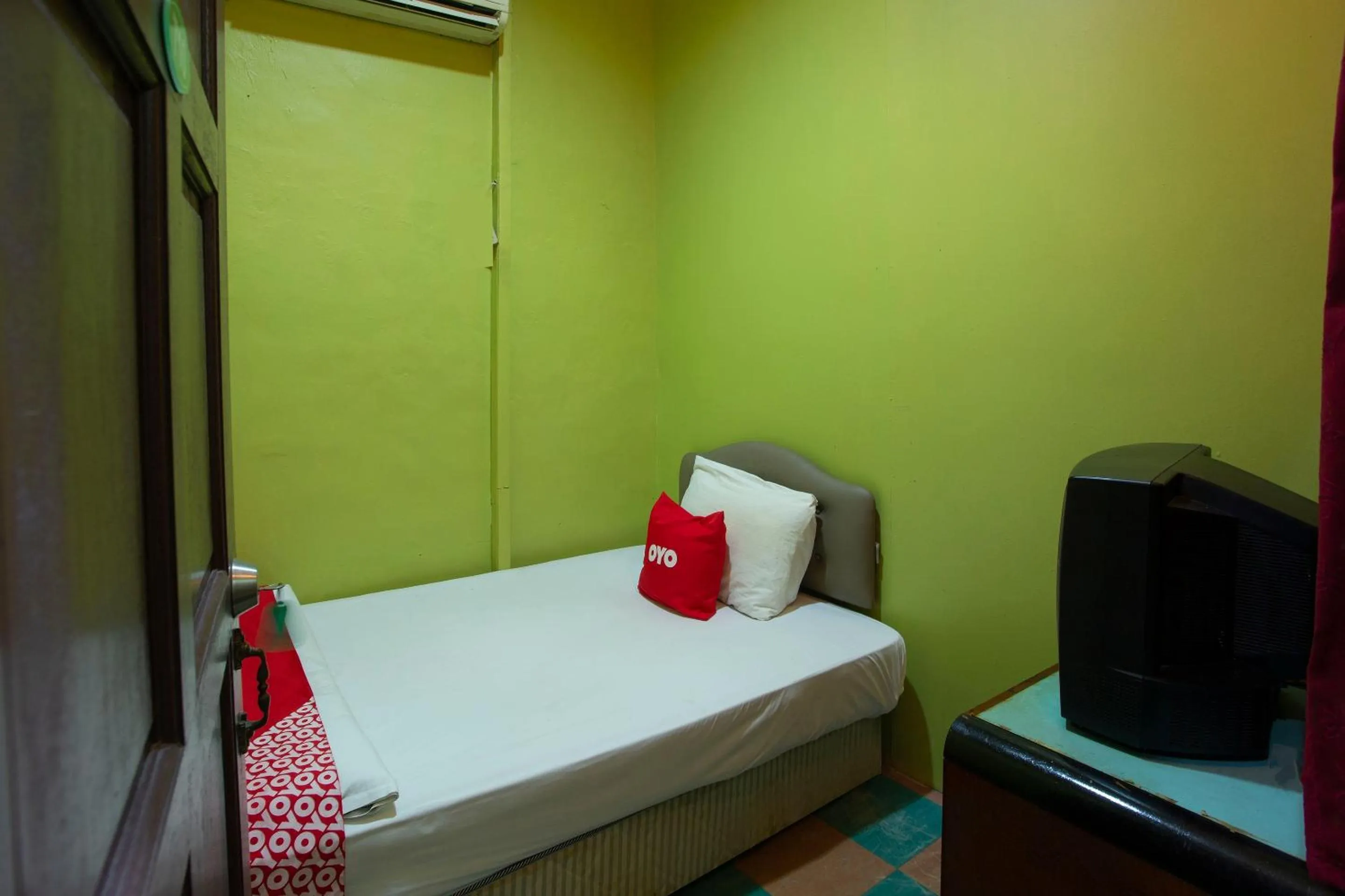 Bedroom, Bed in SPOT ON 90137 Casavilla Hotel Pudu