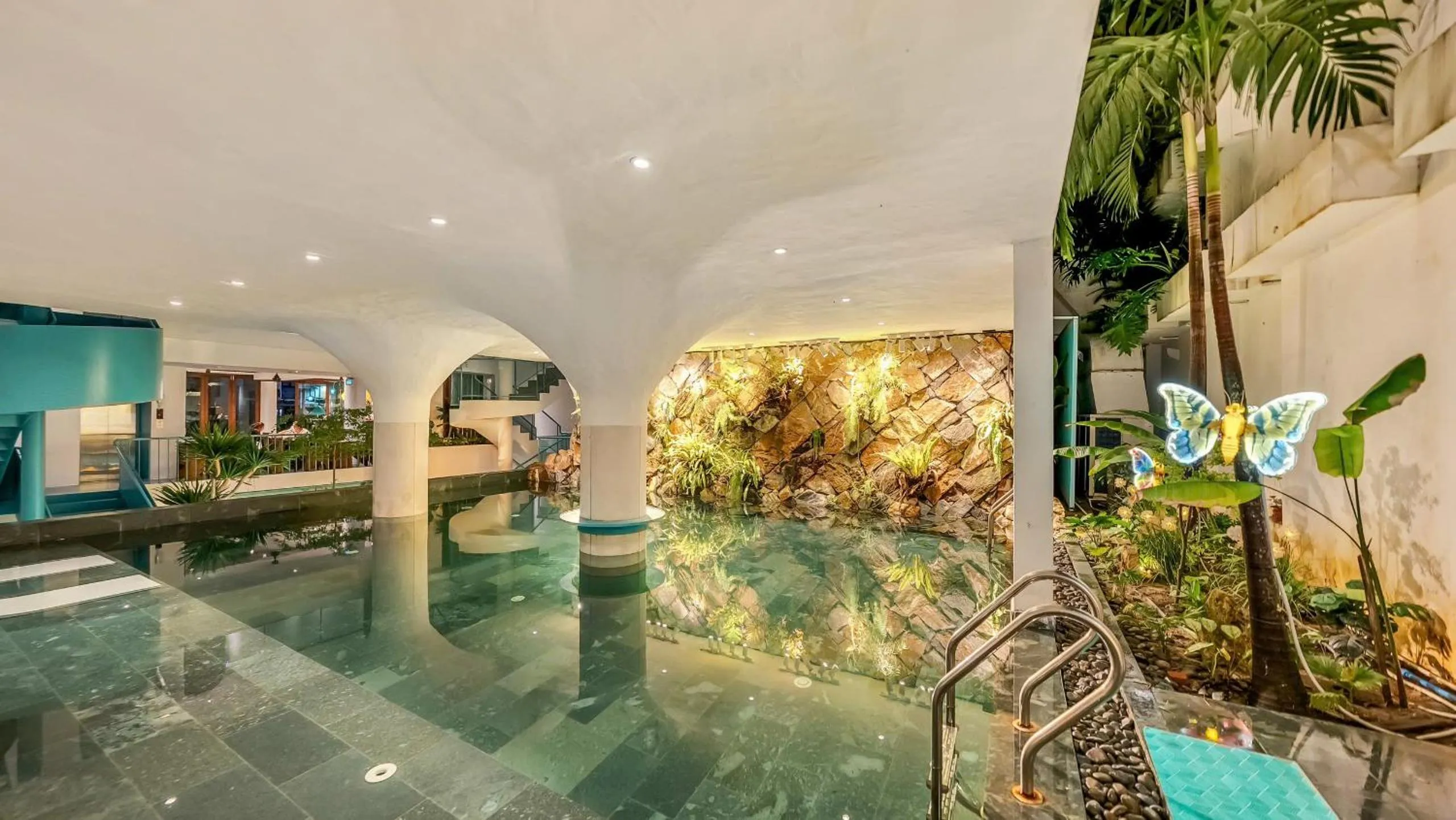 Swimming pool in Hotel Le Bouton