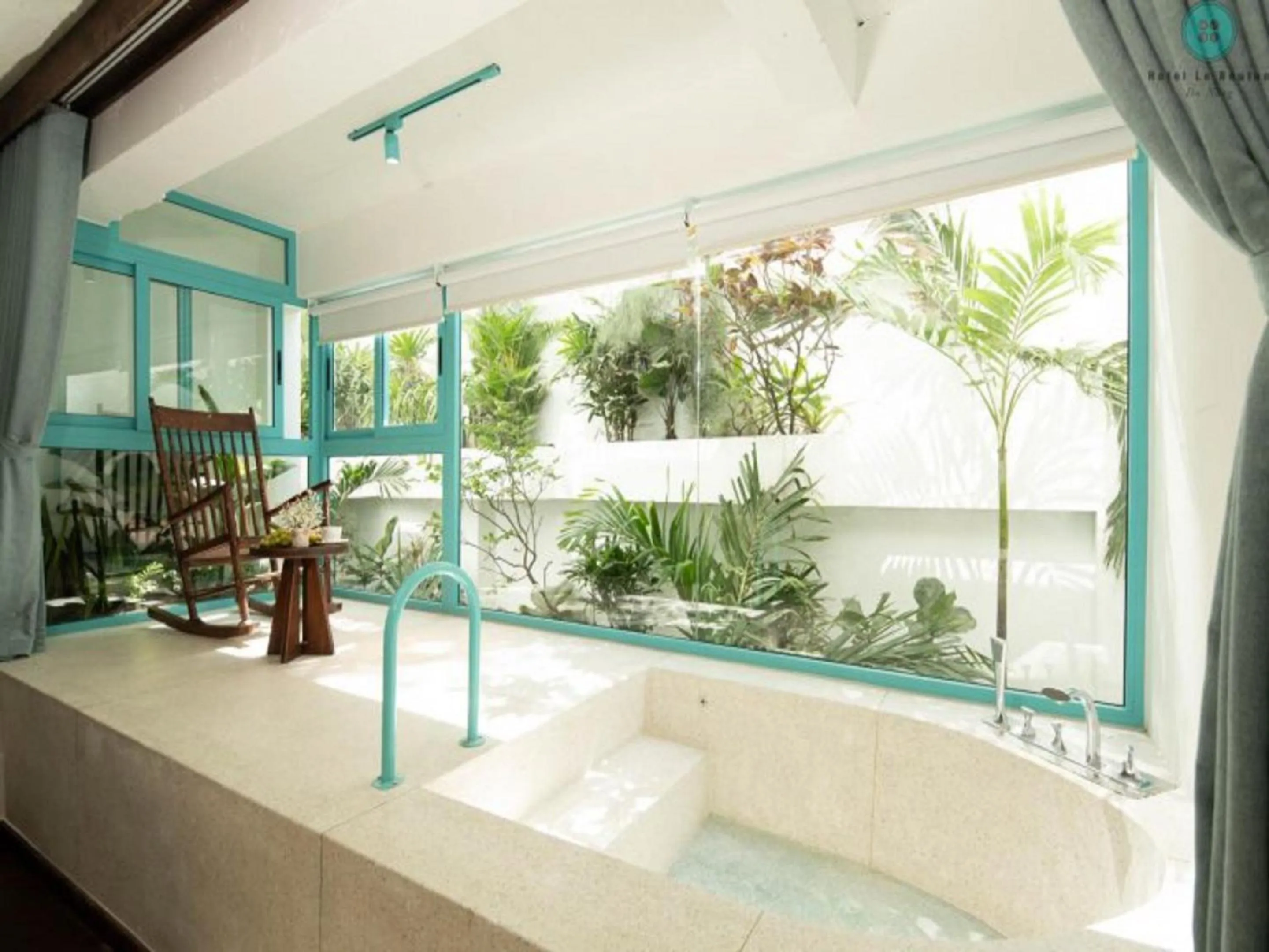 Garden view in Hotel Le Bouton