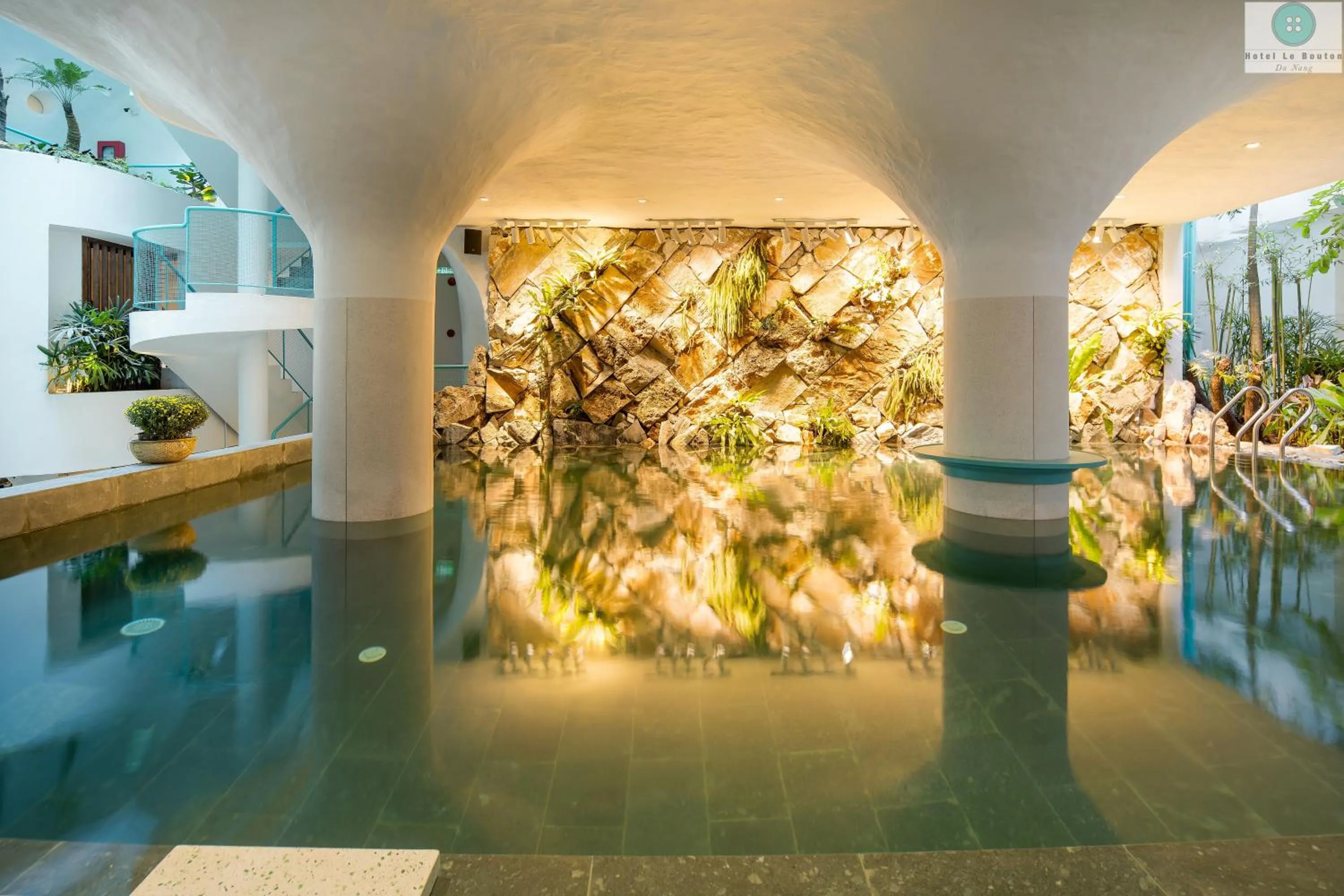 Swimming pool in Hotel Le Bouton