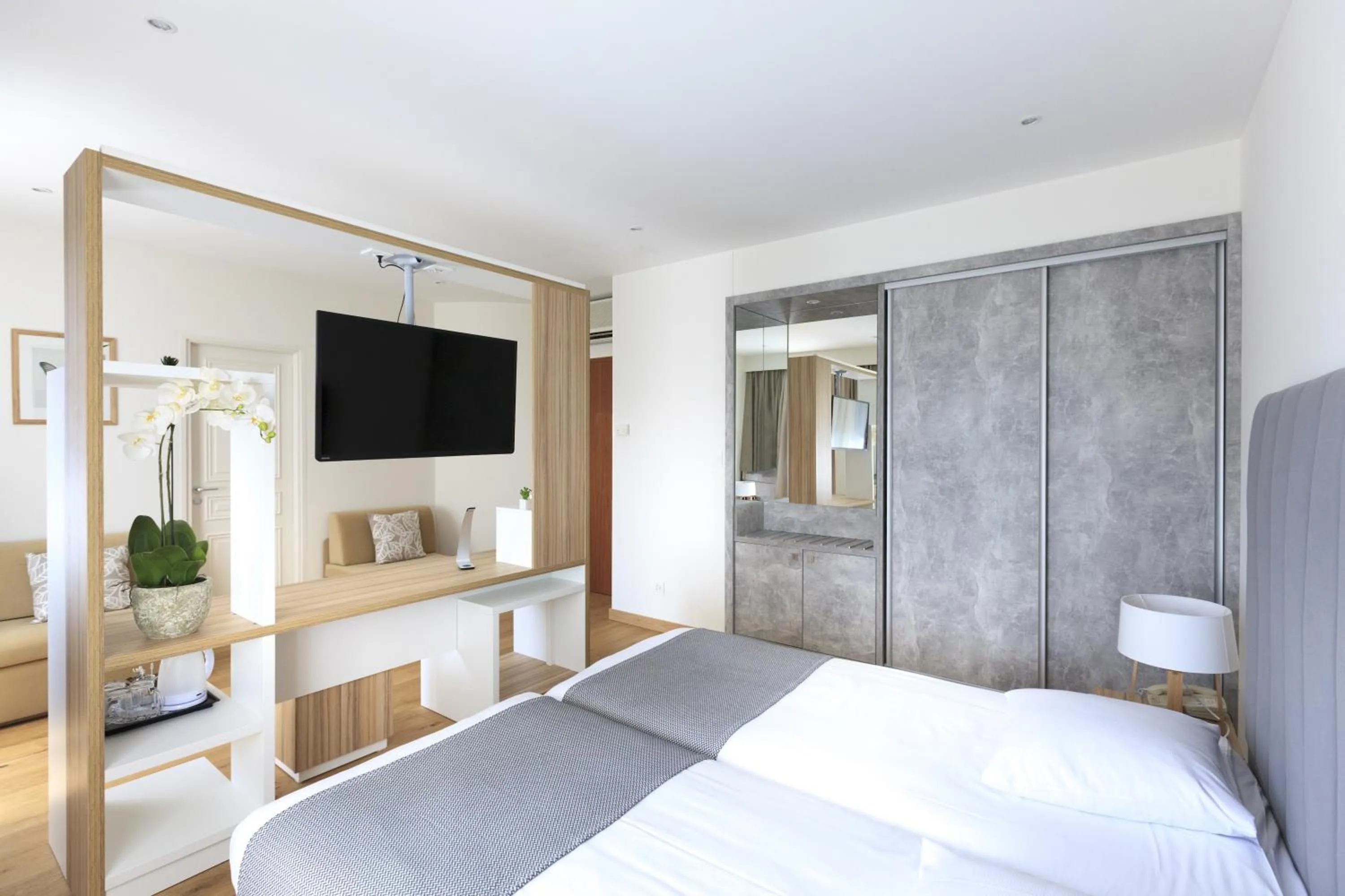 Photo of the whole room, Bed in Hotel Suisse