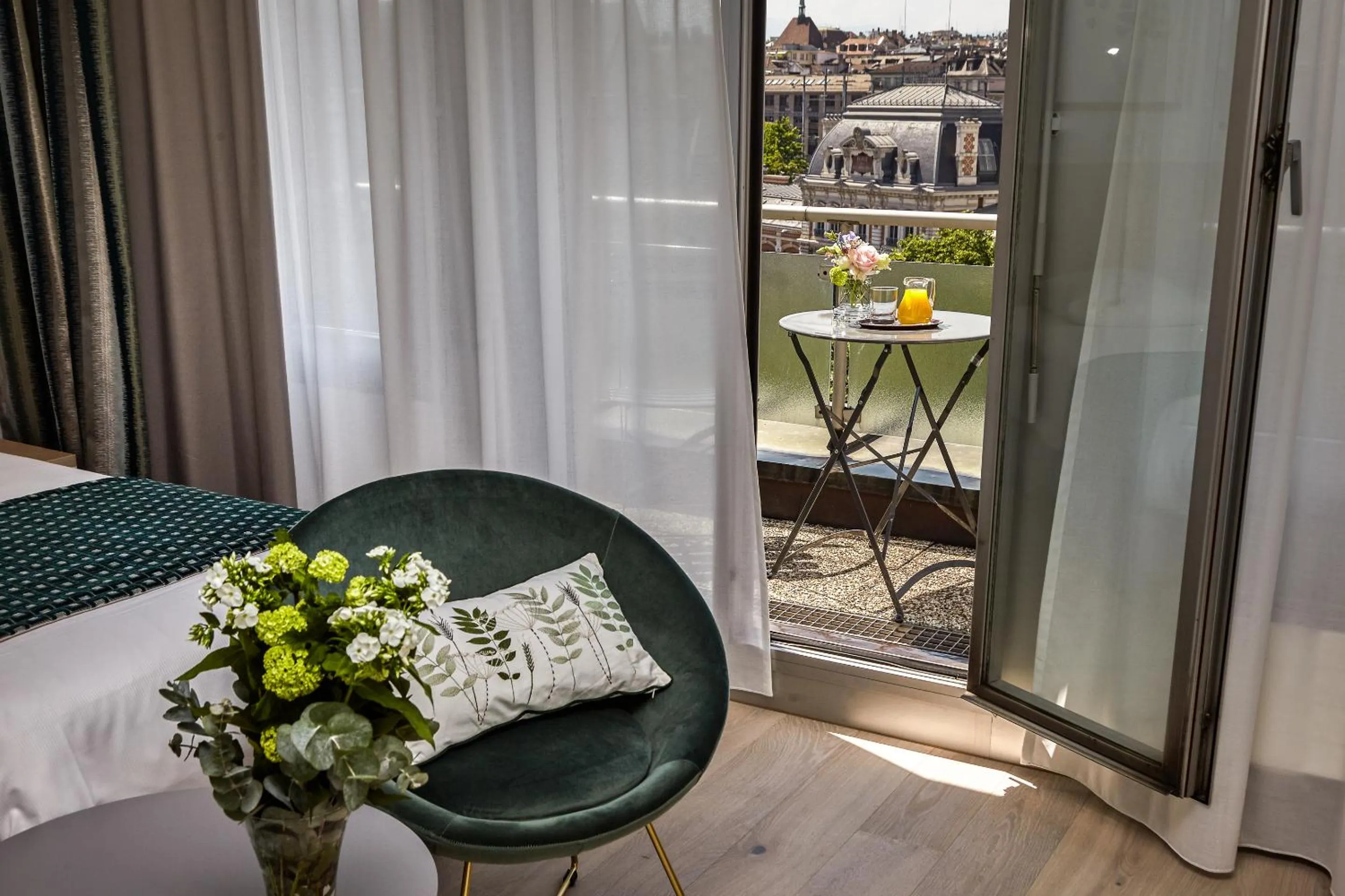 View (from property/room), Bed in Hotel Suisse