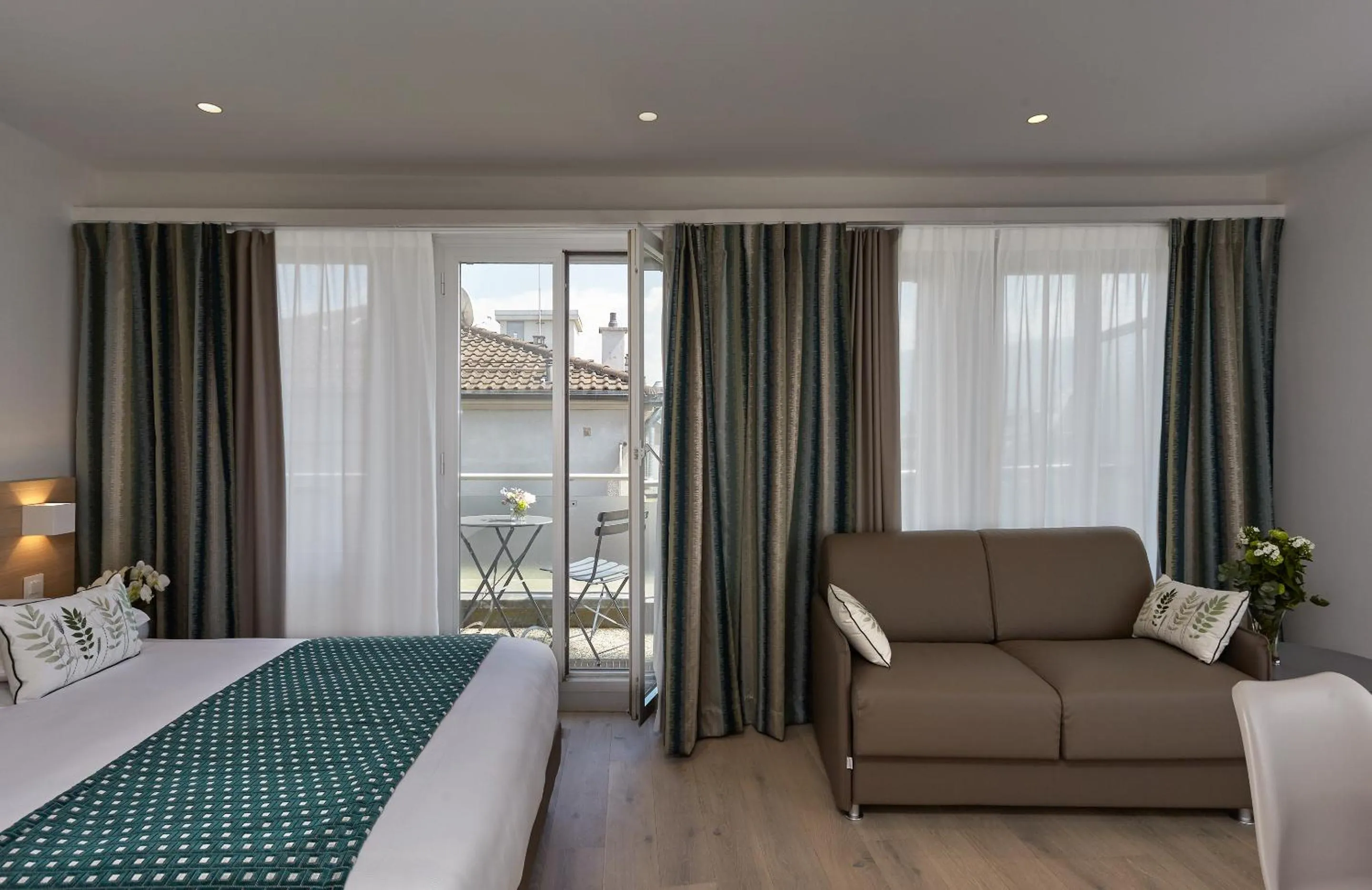 Balcony/Terrace, Bed in Hotel Suisse
