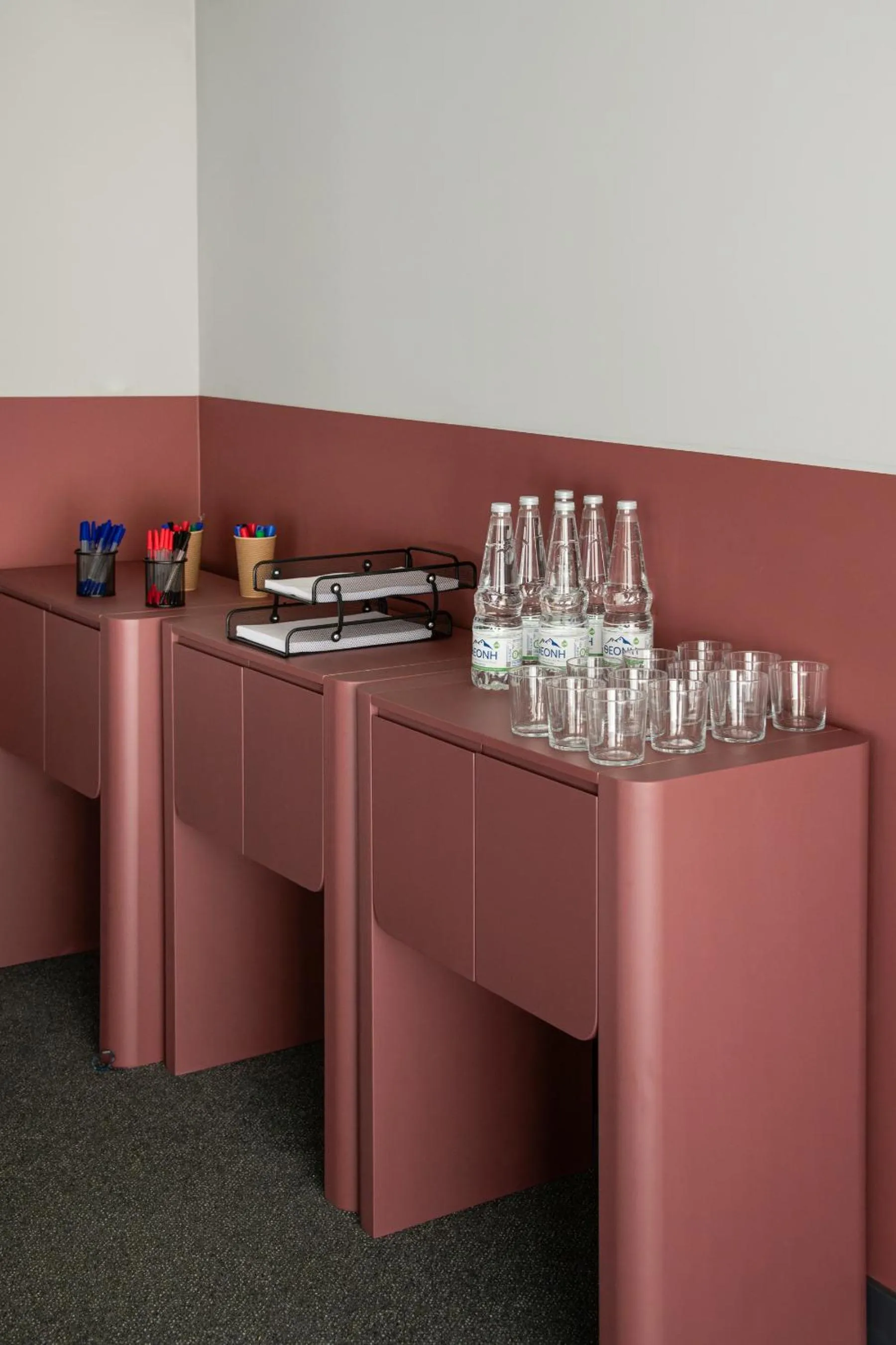 Meeting/conference room in Zeus is Loose Hostel