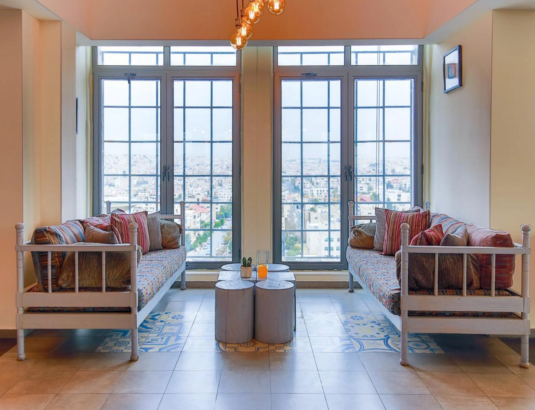 Lounge or bar in Crowne Plaza Amman by IHG