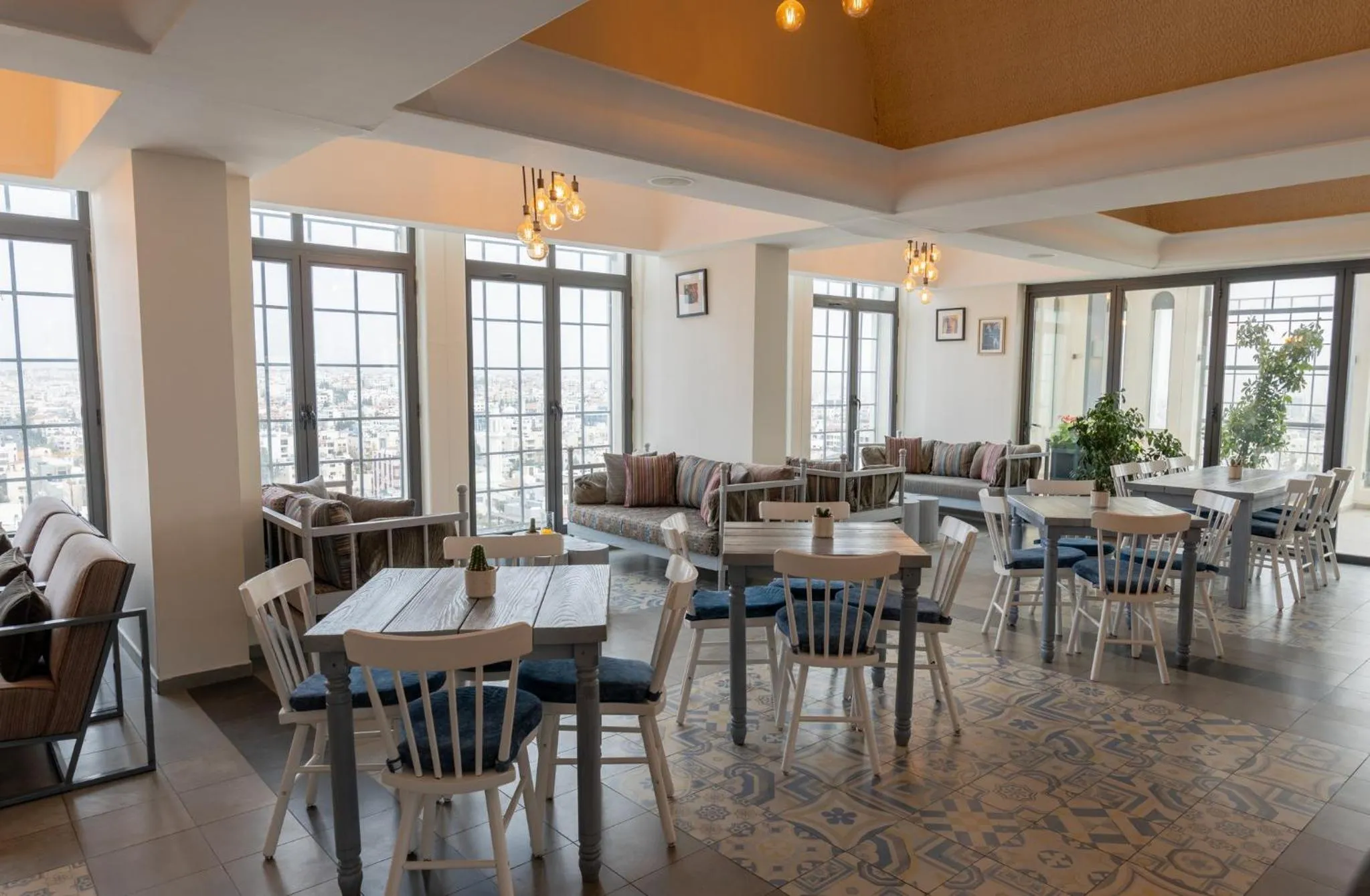 Lounge or bar in Crowne Plaza Amman by IHG