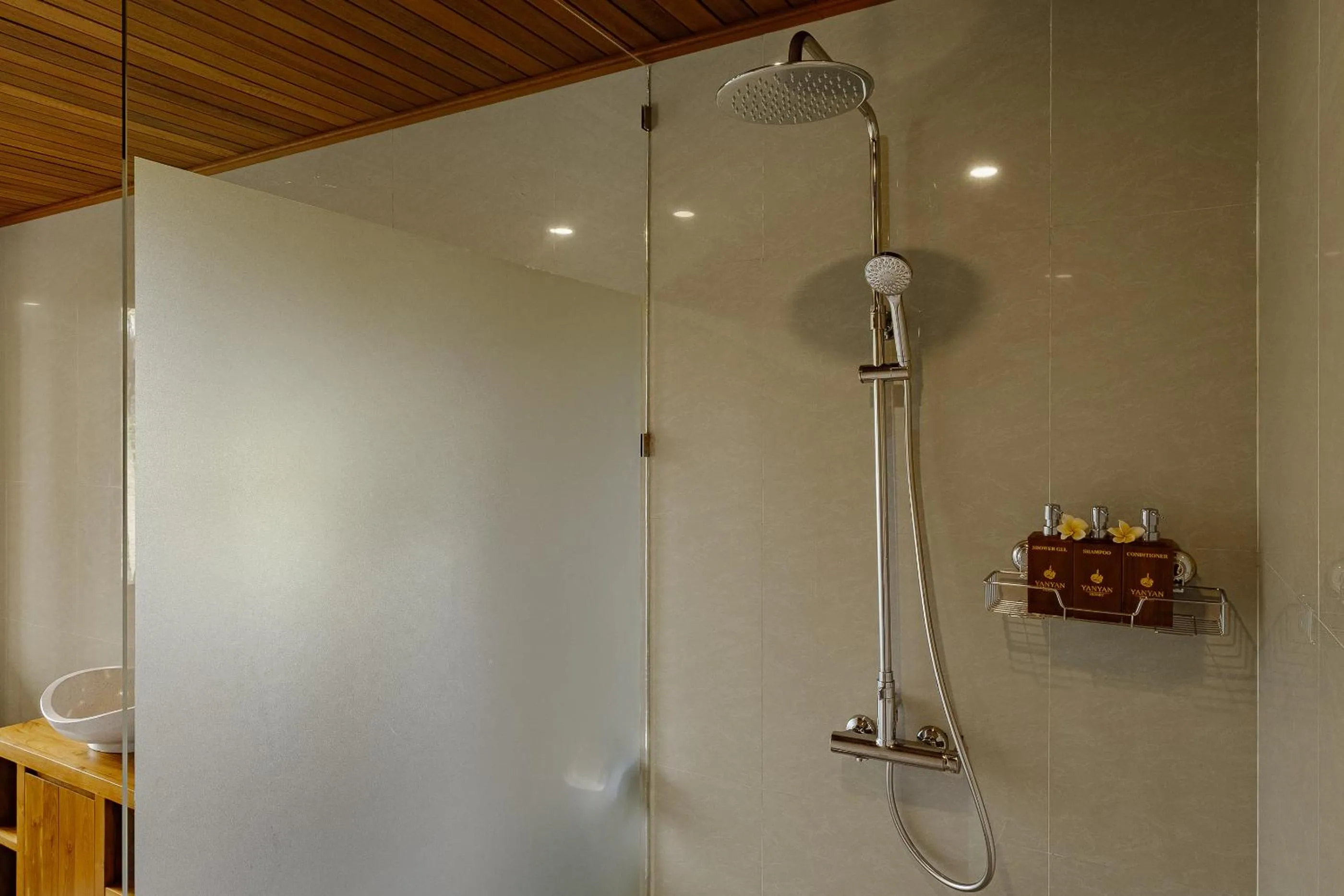 Shower in Yanyan Resort Ubud