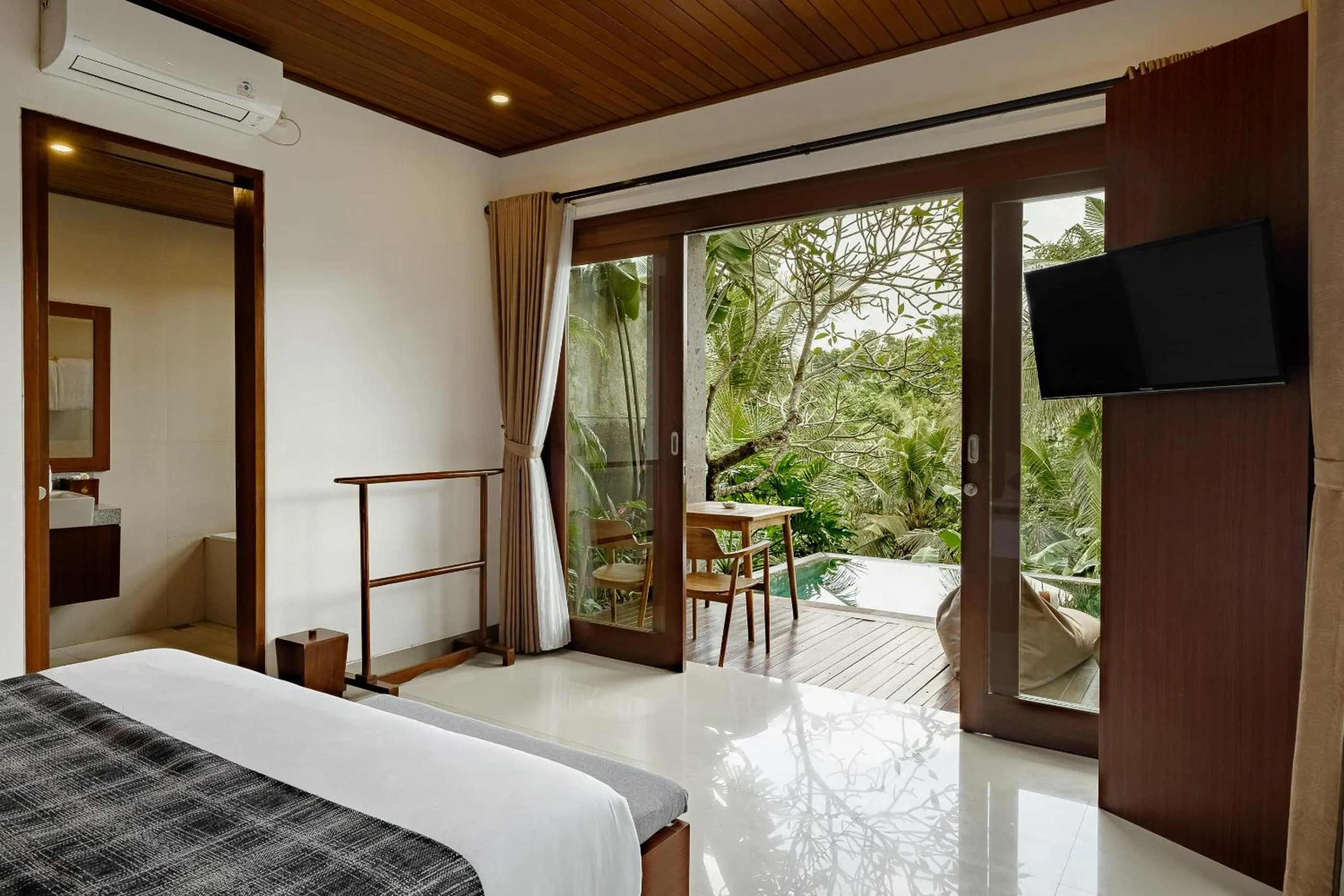 Bed in Yanyan Resort Ubud