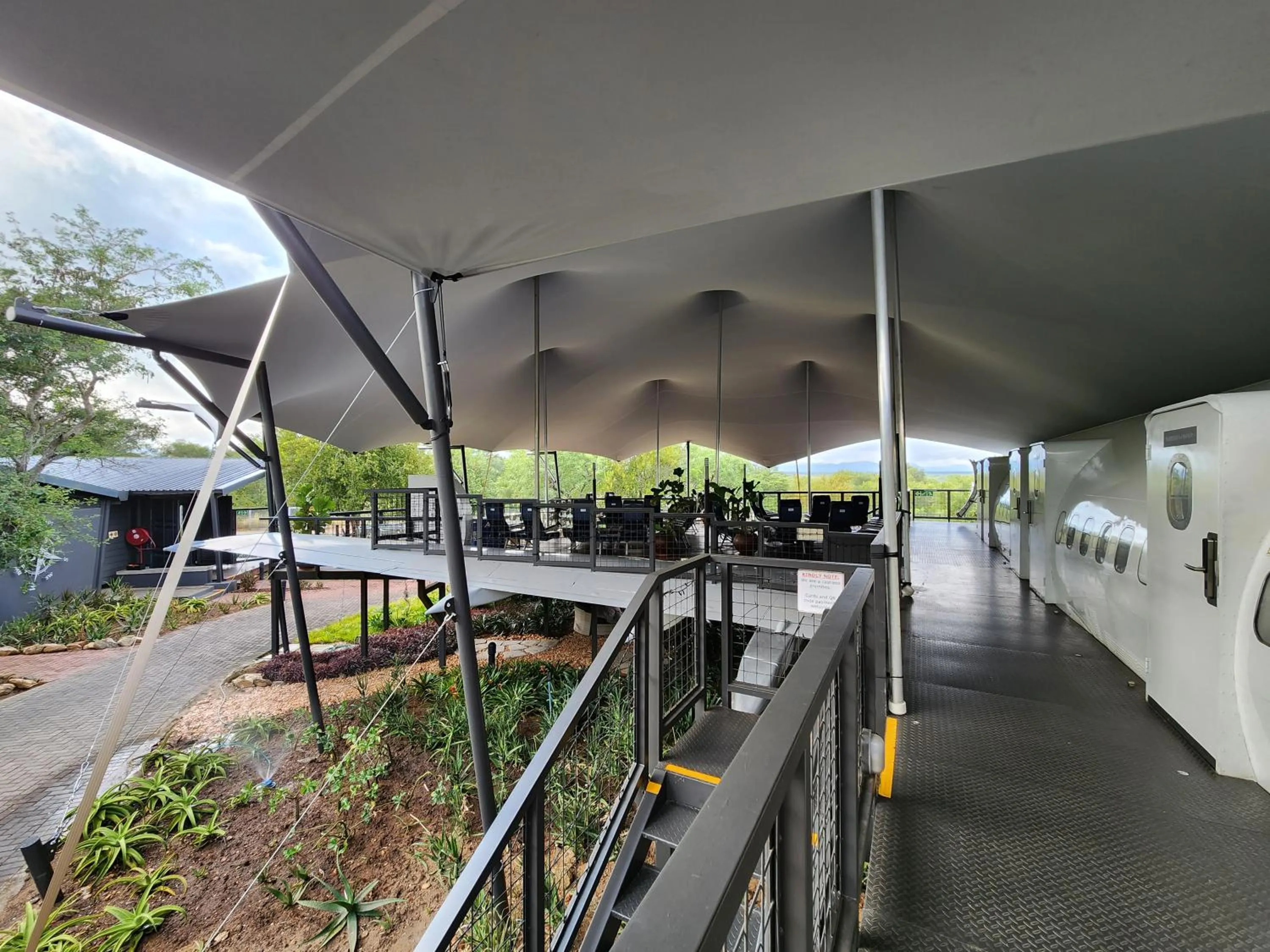 Restaurant/places to eat in Aerotel