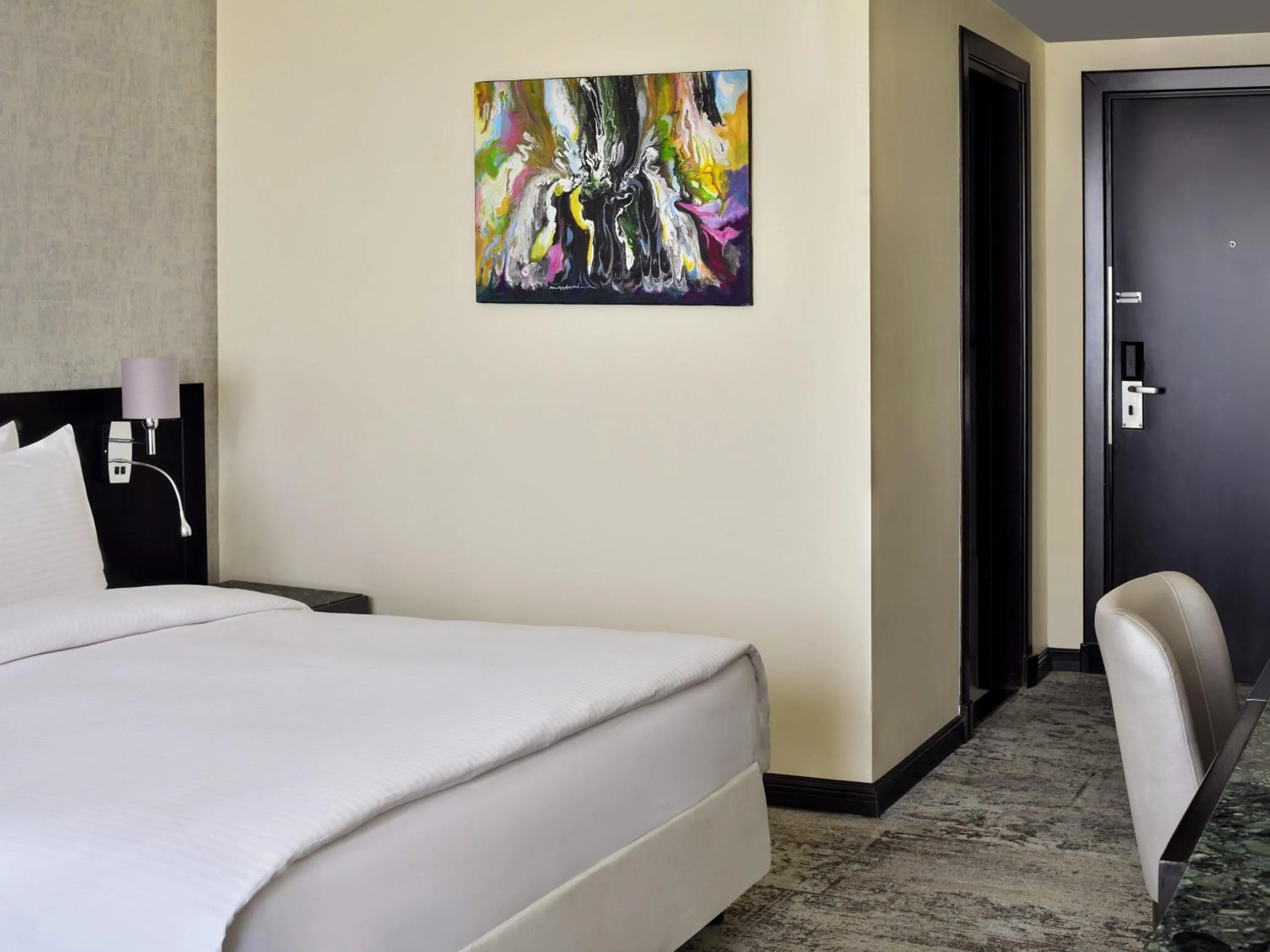 Bedroom, Bed in Mövenpick Hotel Amman