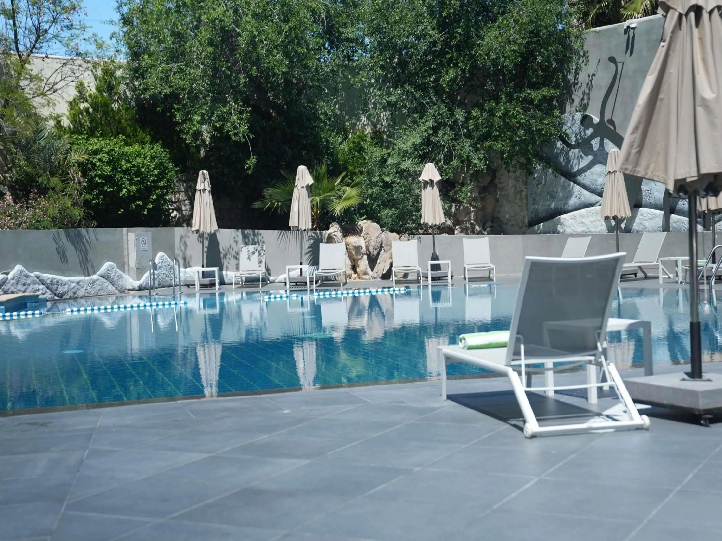 Pool view in Mövenpick Hotel Amman