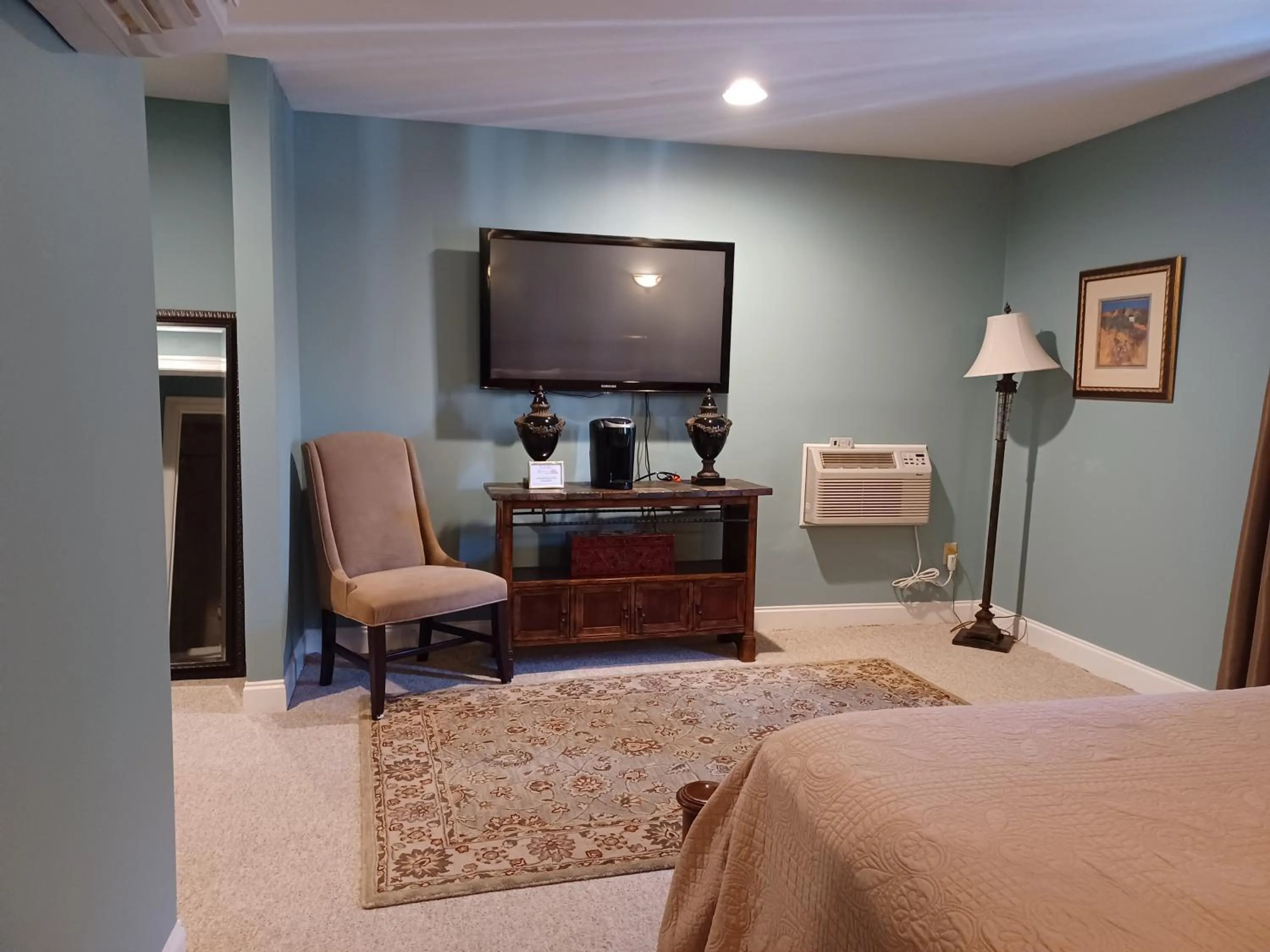 TV and multimedia, Bed in Natchez Manor Bed & Breakfast