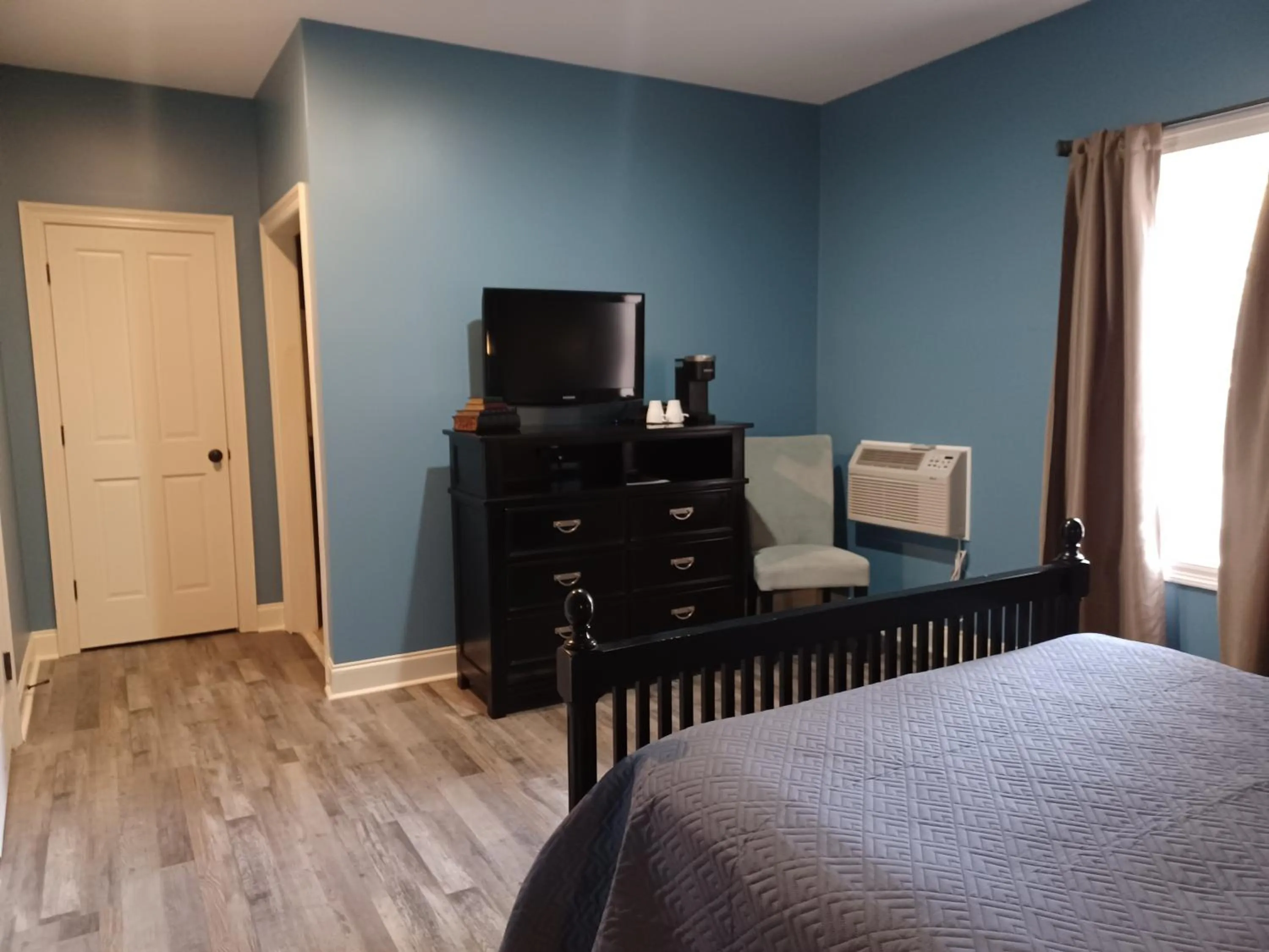 TV and multimedia, Bed in Natchez Manor Bed & Breakfast