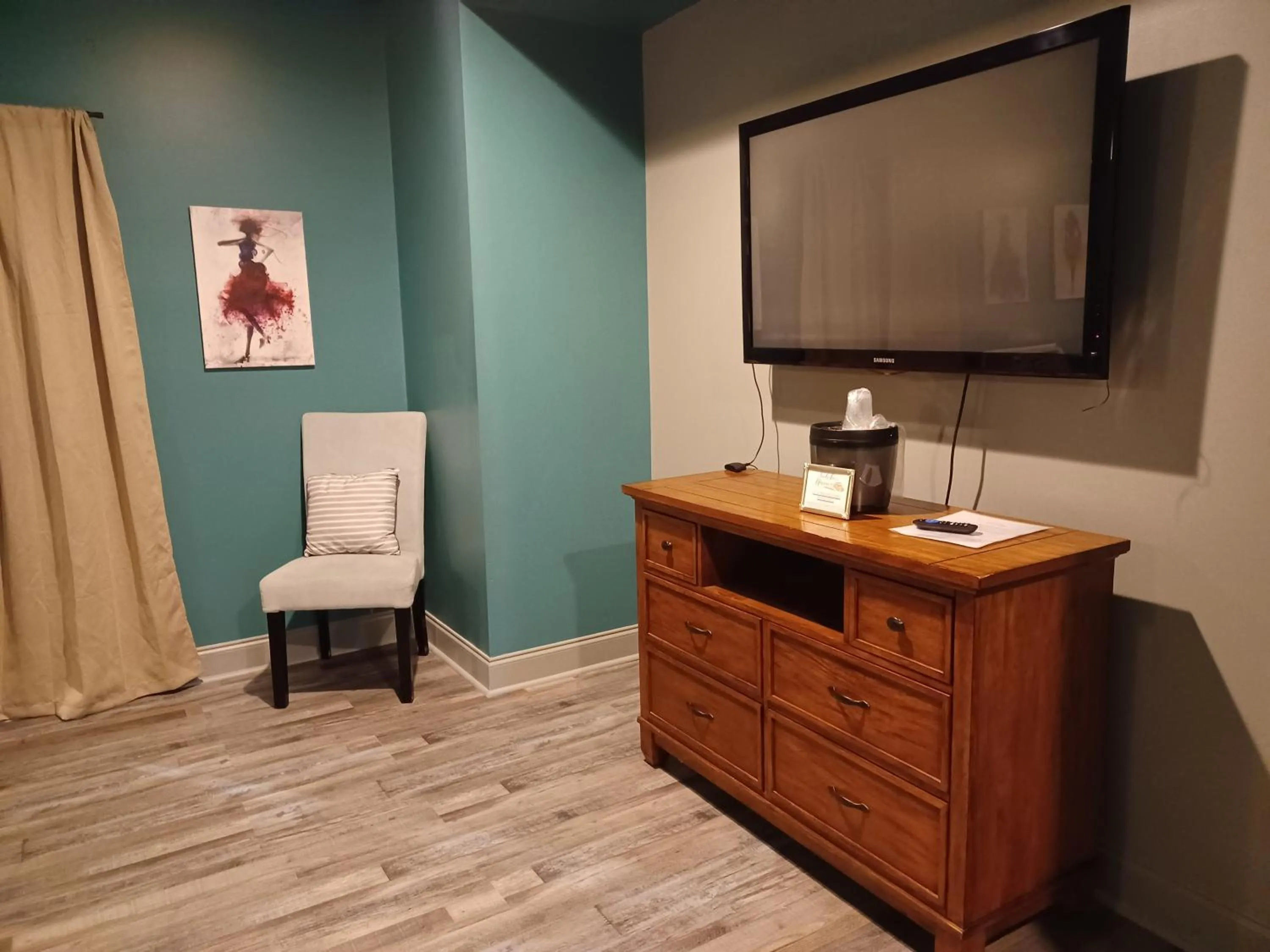 TV and multimedia in Natchez Manor Bed & Breakfast